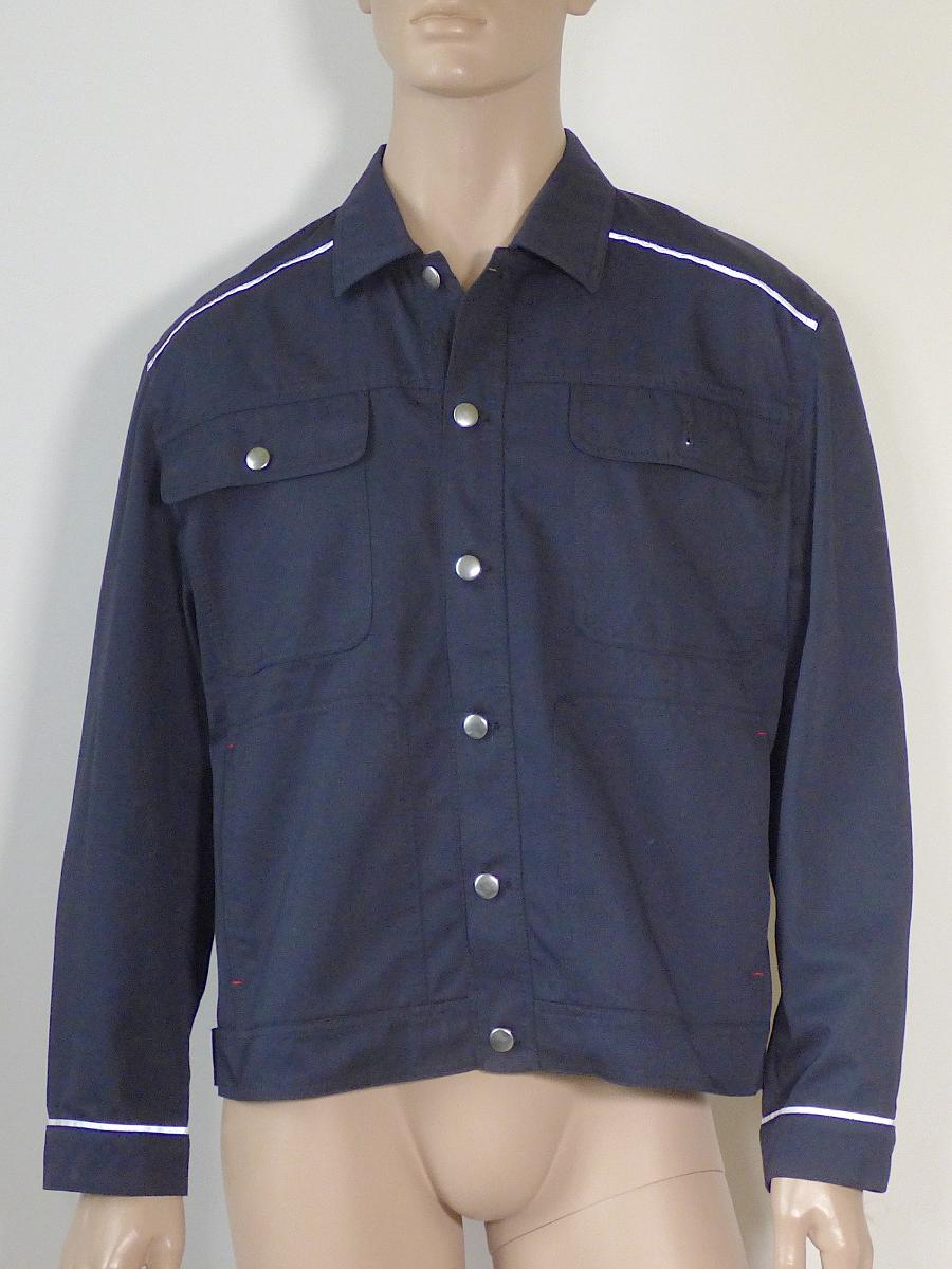 Jacke, sog. Bundjacke Unisex, Größe M, Foto siehe Anlage,
- aus ca. 0,5 mm dicken, einfarbigen Geweben aus laut Antrag 65 % Polyester (synthetische Chemie-
  fasern) und 35 % Baumwolle,
- über die Taille reichend (Rückenlänge: ca. 67 cm),
- ungefüttert,
- mit einem halsnahen Ausschnitt mit Umlegekragen,
- vorn mit einer durchgehenden Öffnung mit Knopfverschluss (silberfarbene Nietenknöpfe) von links über
  rechts (Männerkleidung; somit keine Ware der Position 6204),
- mit langen Ärmeln, an den Ärmelenden mit manschettenartigen Abschlüssen mit roten Druckknöpfen,
- vorn mit zwei aufgesetzten Brusttasche mit Patte und Knopfverschluss sowie mit zwei aufgesetzten,
  offenen Taschen unterhalb der Taille,
- in Bahnen gearbeitet,
- im Bereich der Schultern, des Rückens und der Armabschlüsse mit reflektierenden Streifen versehen,
- am unteren nicht verengenden Rand mit einem ca. 5 cm breiten, angesetzten Bund und seitlich mit 
  Zierriegeln mit roten Druckknöpfen ausgestattet,
- lässt aufgrund ihres allgemeinen Aussehens und der Beschaffenheit nicht erkennen, dass sie dazu
  bestimmt ist, ausschließlich oder hauptsächlich zum (körperlichen oder hygienischen) Schutz
  anderer Kleidungsstücke und/oder Personen bei Ausübung einer Gewerbe-, Berufs- oder Haushalts-
  tätigkeit getragen zu werden.

"Jacke, aus Geweben, für Männer, aus synthetischen Chemiefasern, keine Arbeits- und Berufskleidung"