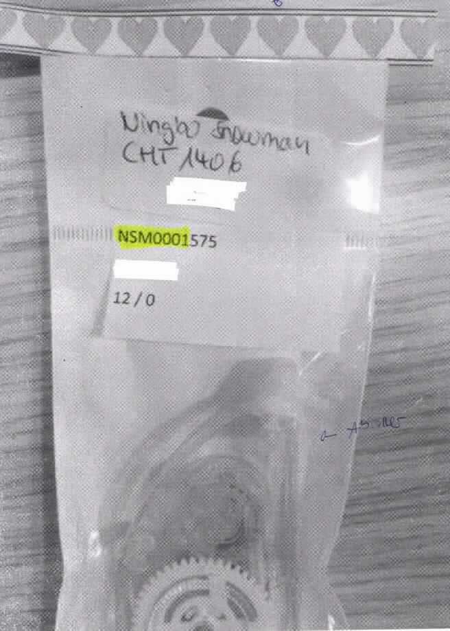 Angaben des Antragstellers:
Motivroller Herzen, B 8 mm x L 6 m, aus 100 % Kunststoff
Der Haftstreifen, den man mit Hilfe des Abrollers platzieren kann, ist weiß mit Herzen bedruckt.

Feststellungen an einem Warenmuster:
Es wurde ein Motivroller vorgelegt, bestehend aus einem farblosen Trägerband, auf dem sich ein transparenter, mit Herzen bedruckter, einseitig selbstklebender Kunststofffilm befindet. Der Film ist auf eine Spule aufgerollt und befindet sich mit einer zweiten, leeren Spule in einem farblosen, transparenten Kunststoffgehäuse. Beim Abrollvorgang wird der Kunststofffilm übertragen und das Trägerband auf die leere Spule aufgerollt (siehe Abbildung).

Befund:
Der Charakter der vorliegenden Ware wird durch das selbstklebende Band bestimmt. Danach liegt ein selbstklebendes Kunststoffband auf Rolle im Sinne der Position 3919 vor.