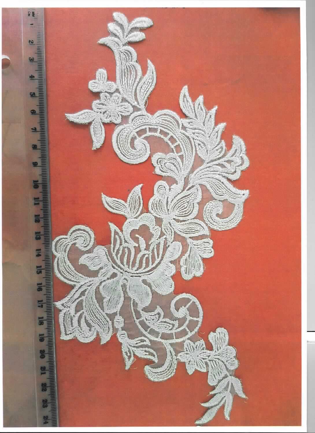Stickereien als Motiv, sog. Spitzenapplikation, Art. 87637 und 87638, Foto siehe Anlage,
- jeweils zwei Stück in einem Polybeutel verpackt,
- in den Abmessungen von ca. 25 cm bzw. 28 cm x 11 cm bzw. 12 cm,
- mit einem Stickgrund aus Gewebe aus synthetischen Chemiefasern (laut Antrag Polyester),
- mit Stickgarnen bestickt,
- keine Ätzstickerei oder Stickerei mit herausgeschnittenem Grund,
- laut Antrag mit einem Wert von mehr als 17,50 EUR je kg Eigengewicht,
- ohne Hinweise auf Handarbeit.

"Stickereien als Motiv, andere als Ätzstickereien und Stickereien mit herausgeschnittenem Grund, aus 
 Chemiefasern, mit einem Wert von mehr als 17,50 EUR je kg Eigengewicht, nicht handgearbeitet"