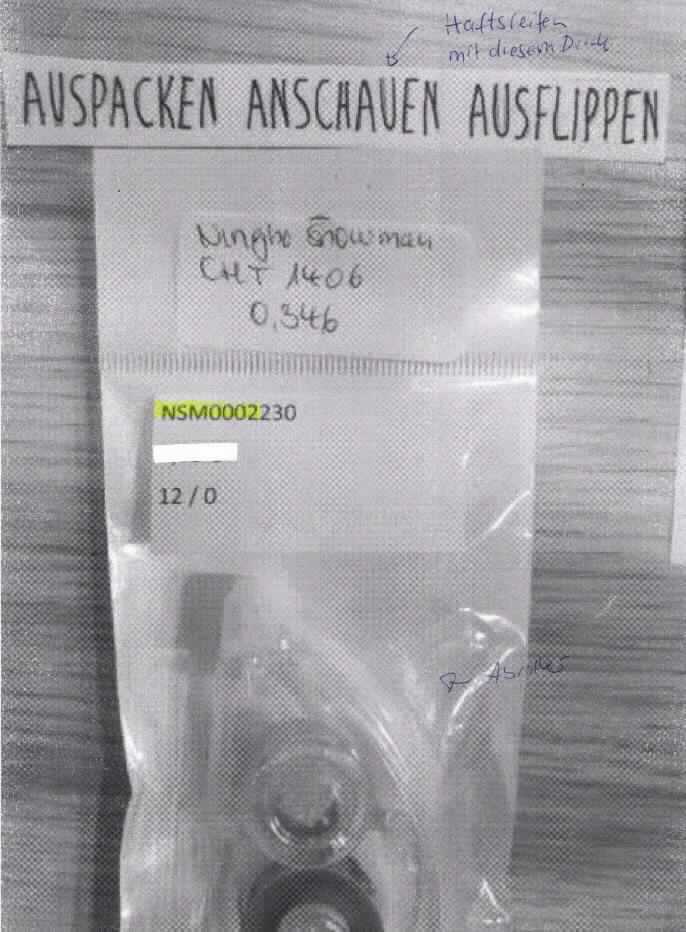 Angaben des Antragstellers:
Motivroller AUSPACKEN, B 8 mm x L 6 m, aus 100 % Kunststoff
Der Haftstreifen, den man mit Hilfe des Abrollers platzieren kann, ist weiß mit einem Spruch bedruckt.

Feststellungen an einem Warenmuster:
Es wurde ein Motivroller vorgelegt, bestehend aus einem farblosen Trägerband, auf dem sich ein transparenter, mit Wörtern (AUSPACKEN   ANSCHAUEN   AUSFLIPPEN) bedruckter, einseitig selbstklebender Kunststofffilm befindet. Der Film ist auf eine Spule aufgerollt und befindet sich mit einer zweiten, leeren Spule in einem farblosen, transparenten Kunststoffgehäuse. Beim Abrollvorgang wird der Kunststofffilm übertragen und das Trägerband auf die leere Spule aufgerollt (siehe Abbildung).

Befund:
Der Charakter der vorliegenden Ware wird durch das selbstklebende Band bestimmt. Danach liegt ein selbstklebendes Kunststoffband auf Rolle im Sinne der Position 3919 vor.