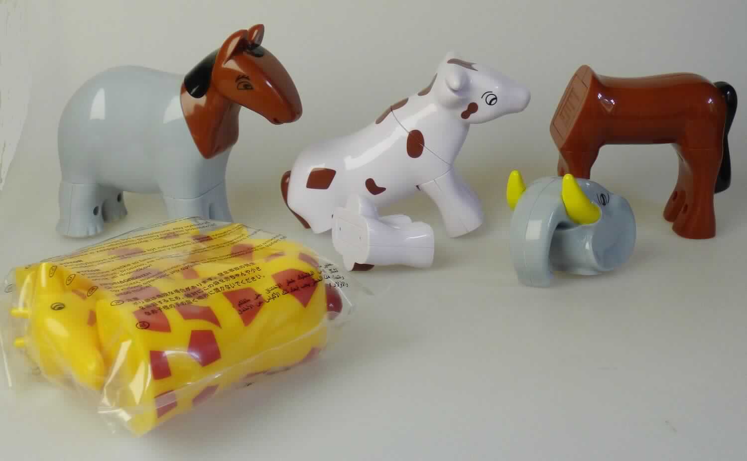 Es handelt sich um ein Baukastenspielzeug (sog. Funny Puzzle Art. 0077), bestehend aus 
vier Tieren (Pferd, Kuh, Giraffe und Elefant) aus Kunststoff. Die Tiere bestehen jeweils 
aus vier einzelnen Teilen (Körper, Kopf und Beine), die mittels Magneten miteinander 
verbunden werden. Die einzelnen Teile der Tiere können daher untereinander beliebig 
kombiniert und zusammengebaut werden.

Die Ware dient der spielerischen Unterhaltung und ist in einem bunt bedruckten Pappkarton 
für den Einzelverkauf aufgemacht.

Derartige Erzeugnisse werden zolltariflich als "Baukastenspielzeug, aus Kunststoff" eingereiht.