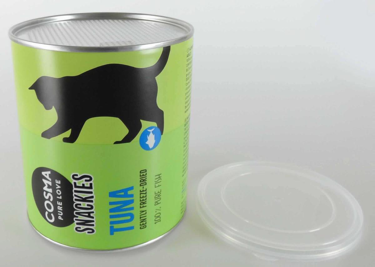 Nach den Antragsangaben, den ergänzenden Angaben und der vorliegenden Warenprobe handelt es sich bei der als "Cosma snackies Maxi Tube - Thunfisch" bezeichneten Ware um gefriergetrocknetes, in Stücke geschnittenes Thunfischfilet ohne weitere Zusätze.

Die Ware ist zur Verwendung als Katzensnack (Tierfutter) bestimmt und in bedruckten, wiederverschließbaren Dosen mit einem Gewicht von 150 g verpackt. Sie ist als Einzelfuttermittel für ausgewachsene Katzen gekennzeichnet und für den Einzelverkauf aufgemacht.

Zolltarifrechtlich handelt es sich bei derartigen für die menschliche Ernährung nicht geeigneten Erzeugnissen um Waren aus Fischen tierischen Ursprungs anderweit weder genannt noch inbegriffen, ungenießbar, keine Abfälle".