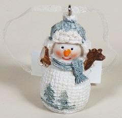 Nach den Angaben der Antragstellerin und dem vorgelegten Warenmuster handelt es sich um einen sog. "Anhänger Minifigur Schneemann" (Artikelnr. 363275) aus Polyresin, einem Kunststoff im Sinne der Anmerkung 1 zu Kapitel 39 mit Füllstoffen.
Das etwa 5 cm große Erzeugnis stellt einen mit einer "Fliegermütze", einem Schal und einem Strickpulli bekleideten Schneemann dar, dessen Arme/Hände durch Stöcke nachgebildet werden.
Die farbig gestaltete Figur verfügt an der Unterseite über eine ausgebildete Standfläche und ist am Kopf mit einer Öse aus Metall und einer textilen Schlaufe ausgestattet.

Eine Einreihung als Weihnachtsfestartikel kommt nicht in Betracht, da derartige Winterartikel sich für eine allgemeinere Verwendung als Dekorationsartikel in dieser Jahreszeit eignen, weil ihre objektiven Merkmale darauf hindeuten, dass sie nicht ausschließlich für die Weihnachtszeit/Adventszeit, sondern vor allem zur Dekoration in der Winterzeit verwendet werden.

In Bezug auf die Formgebung, Stabilität und die detailgetreue Ausgestaltung der Figur bestimmt der Kunststoff gegenüber den Füllstoffen den Charakter der aus verschiedenen Stoffen zusammengesetzten Ware.

Zolltarifrechtlich handelt es sich um einen "Ziergegenstand aus Kunststoffen".