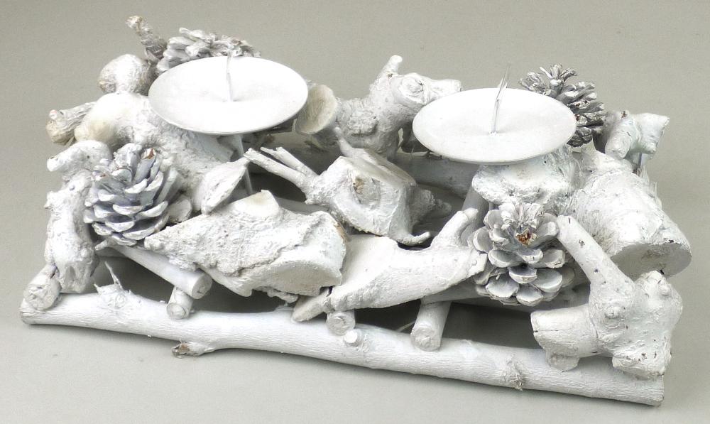 Bei dem sog. "2er Kerzenhalter Wurzelholz, Art.-Nr. 373605" handelt es sich um einen nicht elektrischen Beleuchtungskörper, im Wesentlichen bestehend aus einem Metallstab mit zwei auf Stäben montierten Kerzentellern mit Dornen, der quaderförmig mit zusammengenagelten Wurzelholzstücken und vier Kienäpfel versehen ist.
Auf das Erzeugnis wurde weiße Farbe aufgetragen.

Hinweise auf eine Handarbeit liegt nicht vor.

Die Ware ist als "nicht elektrischer Beleuchtungskörper, anderweit weder genannt noch inbegriffen, nicht handgearbeitet" einzureihen.