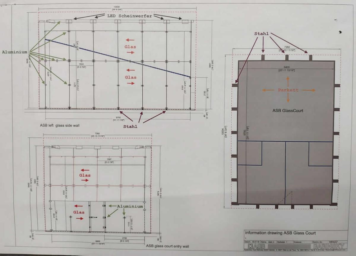 Ware aus Glas (Squash-Spielfeld), Fotos siehe Anlage,
- ein Warenmuster wurde nicht vorgelegt; die Einreihung erfolgt anhand der Antragsangaben,
- noch nicht zusammengesetzte Konstruktion, 
- im Wesentlichen bestehend aus: 
- - einem Rahmen aus Aluminium und Stahl,
- - einem Boden aus Glas bzw. aus Holz (zwei unterschiedliche Ausführungen),
- - vier Seitenwänden aus Kalk-Natron-Glas (hier: Sicherheitsglas),
- - am oberen Rand befestigten LED-Scheinwerfern,
- keine Einreihung als vorgefertigtes Gebäude der Position 9406, da die Konstruktion auf verschiedenen
  Veranstaltungen auf- und wieder abgebaut wird,
- stellt sich nicht als Gerät oder Ausrüstungsgegenstand für die Sportart Sqush dar, somit keine Einreihung 
  in die Position 9506,
- im Hinblick auf die Verwendung und den Umfang bestimmen die Bestandteile aus Glas den wesentlichen 
  Charakter der zusammengesetzten Ware.

"Andere Ware aus Glas, andere als in den Unterpositionen 7020 0005 bis 7020 0030 genannte"