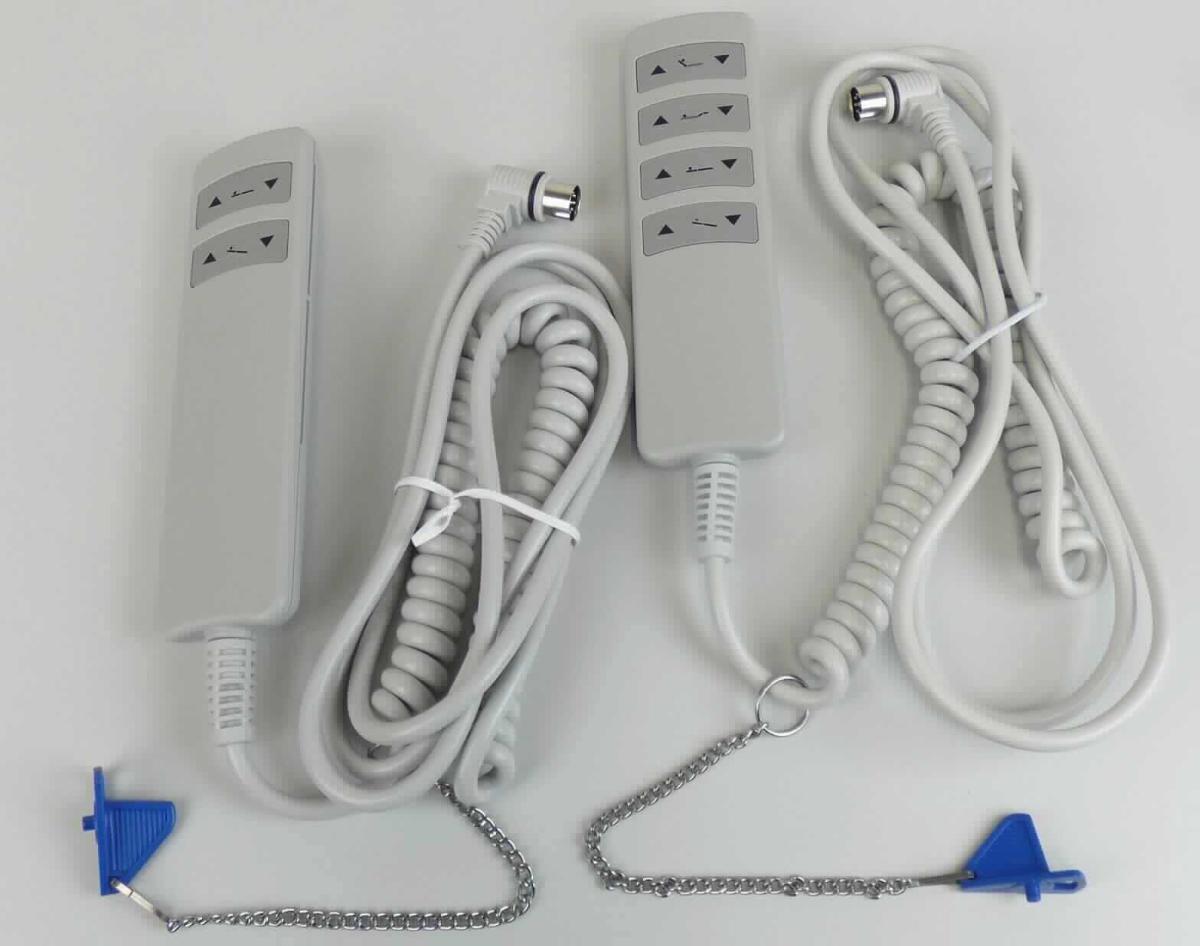 Elektrische Steuerung, sog. "Handschalter HC146" (Art.-Nrn. 501166 und 501309),
- im Wesentlichen bestehend aus einem spezifisch geformten Kunststoffgehäuse einer 
  unterschiedlichen Zahl von  Druckschaltern auf der Oberseite, einem Drehcodierschalter 
  auf der Rückseite (und somit zolltariflich keine einfache Schalterkombinationen im Sinne 
  der Pos. 8536) und einem fest angebrachten Anschlusskabel mit DIN-Winkelstecker;
- für eine Spannung von 35 Volt;
- bestimmt als Bediengerät für Funktionsmöbel.

Das Erzeugnis ist als "Tafel, Konsole und anderer Träger, mit mehreren Geräten der Position 8536 ausgerüstet, zum elektrischen Schalten und Steuern, einschließlich solcher mit eingebauten Instrumenten oder Geräten des Kapitels 90, keine Vermittlungseinrichtung der Pos. 8517, für eine Spannung von 1.000 V oder weniger, kein Steuerschrank für numerische Steuerungen, nicht speicherprogrammierbar, nicht erfasst von den TARIC-Unterpositionen 8537 1098 10 bis 8537 1098 98" einzureihen.