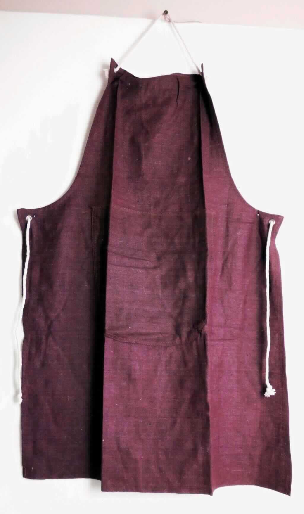Schürze, sog. Segeltuch-Schürze, Art. STS, in Erwachsenengröße, Foto siehe Anlage,
- in einem Polybeutel verpackt,
- als Latzschürze gearbeitet; mit den Abmessungen (L x B) von ca. 98 cm x 71 cm,
- aus ca. 0,7 mm dicken, buntgewebten Geweben aus laut Antrag 100 % Baumwolle; vorn teilweise doppellagig 
  gearbeitet,  
- den vorderen Teil des Körpers bedeckend,
- mit drei Kordeln ausgestattet, die als Nackenträger und im Bereich der Taille als Bindebänder dienen,
- ohne Hinweise auf den Trägerkreis (unisex), 
- an allen Rändern gesäumt,
- lässt erkennen, dass sie dazu bestimmt ist, ausschließlich oder hauptsächlich zum (körperlichen oder 
  hygienischen) Schutz anderer Kleidungsstücke und/oder Personen bei Ausübung einer Gewerbe-,
  Berufs- oder Haushaltstätigkeit getragen zu werden.

"Andere Kleidung (Schürze), aus Geweben, für Frauen, aus Baumwolle"