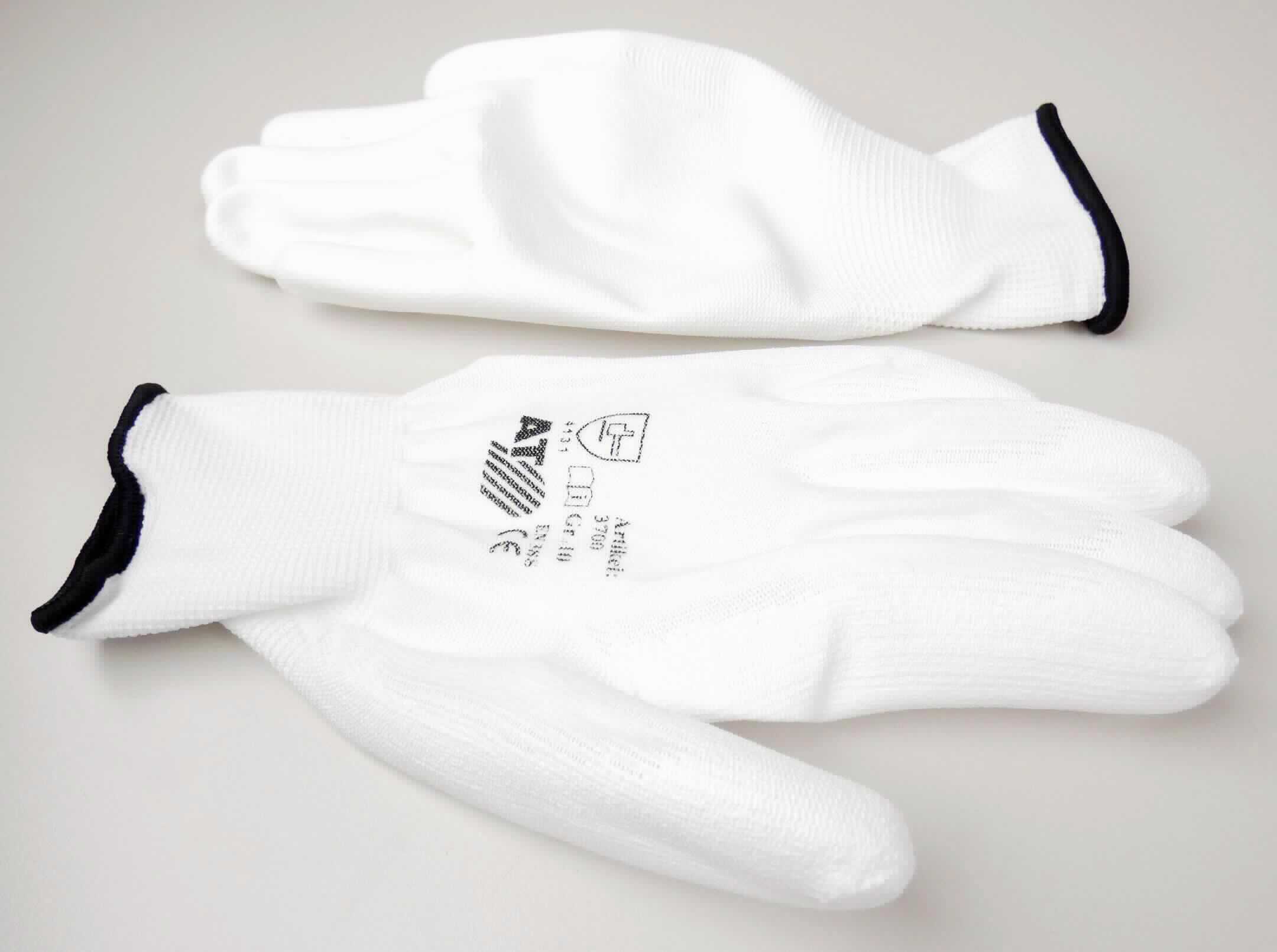 Fingerhandschuhe, sog. PU-beschichteter Nylon-Handschuh, Art.Nr. 3700, Größe 10, Foto siehe Anlage,
- paarweise in einem bedrucktem Polybeutel verpackt,
- als Fünffingerhandschuhe gearbeitet,
- aus einfarbigen Gewirken aus laut Antrag Nylon (synthetische Chemiefasern),
- der in einem Arbeitsgang hergestellte Handschuh ist mit Ausnahme des größten Teils der Stulpe, des
  Handrückens und Teilen der Fingeraußenseiten einseitig (Außenseite) im Tauchverfahren mit Kunststoff
  (laut Antrag; Polyurethan; kein Zellkunststoff) überzogen,
- auf dem Handrücken bedruckt,
- am unteren Rand mit kontrastfarbenen Überwendlichnähten gesäumt.

"Fingerhandschuhe, aus Gewirken, mit Kunststoff überzogen"