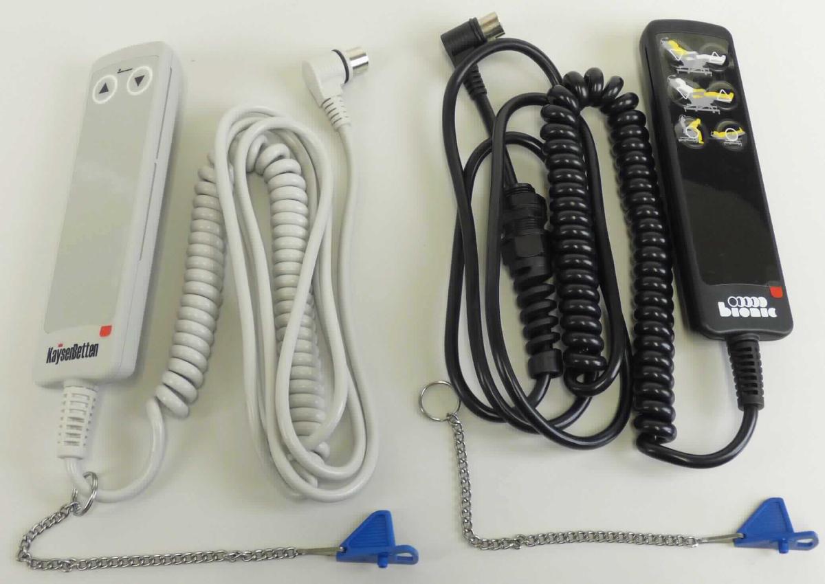Elektrische Steuerung, sog. "Handschalter HC148" (Art.-Nrn. 501213 und 501557),
- im Wesentlichen bestehend aus einem spezifisch geformten Kunststoffgehäuse einer 
  unterschiedlichen Zahl von  Druckschaltern auf der Oberseite, einem Drehcodierschalter 
  auf der Rückseite (und somit zolltariflich keine einfache Schalterkombinationen im Sinne 
  der Pos. 8536) und einem fest angebrachten Anschlusskabel mit DIN-Winkelstecker;
- für eine Spannung von 35 Volt;
- bestimmt als Bediengerät für Funktionsmöbel.

Das Erzeugnis ist als "Tafel, Konsole und anderer Träger, mit mehreren Geräten der Position 8536 ausgerüstet, zum elektrischen Schalten und Steuern, einschließlich solcher mit eingebauten Instrumenten oder Geräten des Kapitels 90, keine Vermittlungseinrichtung der Pos. 8517, für eine Spannung von 1.000 V oder weniger, kein Steuerschrank für numerische Steuerungen, nicht speicherprogrammierbar, nicht erfasst von den TARIC-Unterpositionen 8537 1098 10 bis 8537 1098 98" einzureihen.