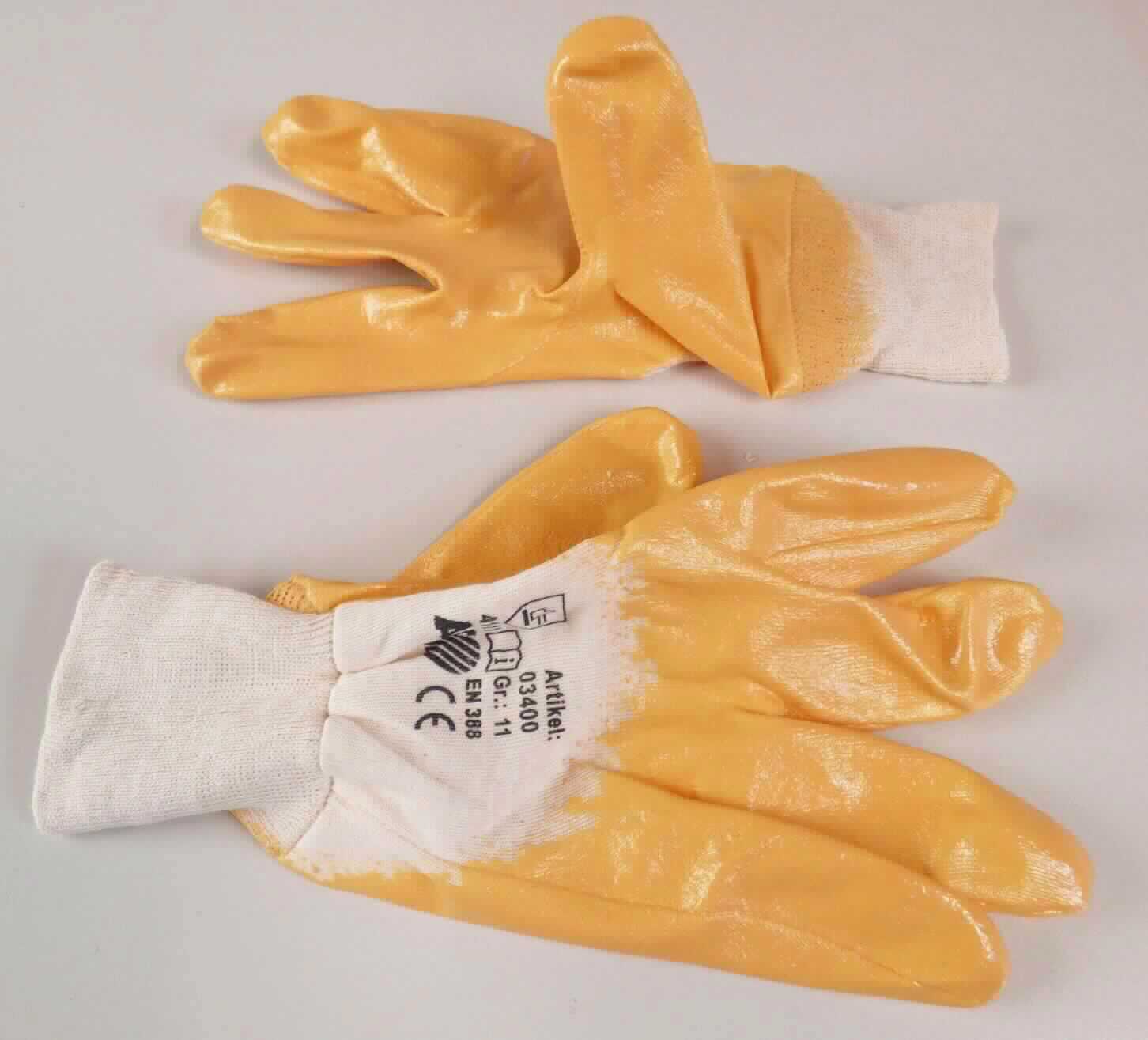 Fingerhandschuhe, sog. 5-Finger Nitril-Handschuhe gelb, Art.Nr. 03400, Größe 11, Foto siehe Anlage,
- als Fünffingerhandschuhe gearbeitet,
- aus einfarbigen Gewirken aus laut Antrag 100 % Baumwolle,
- nachträglich mit Ausnahme des größten Teils der Stulpe und Teilen des Handrückens einseitig (Außenseite) im 
  Tauchverfahren mit Kautschuk (laut Antrag: Nitril; kein Zellkautschuk) überzogen, 
- im Bereich des Handrückens bedruckt,
- mit einer angesetzten, doppelt gearbeiteten Stulpe aus den oben genannten Gewirken.

"Fingerhandschuh, aus Gewirken, mit Kautschuk überzogen"