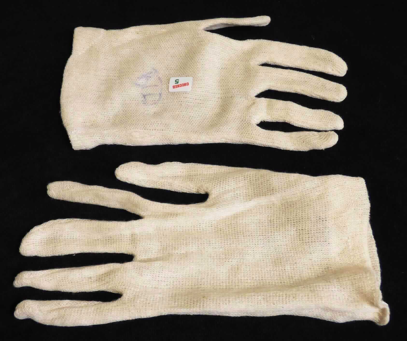 Fingerhandschuhe, sog. Baumwoll-Trikot-Handschuhe, Art. BTD, Größe 8, Foto siehe Anlage,
- in einem Polybeutel verpackt,
- als Fünffingerhandschuhe gearbeitet,
- aus ca. 0,7 mm dicken, einfarbigen Gewirken aus laut Antrag Baumwolle,
- am unteren Rand durch Umschlagen und Festnähen gesäumt.

"Fingerhandschuhe, aus Gewirken, andere als in der Unterposition 6116 10 genannte, aus Baumwolle"