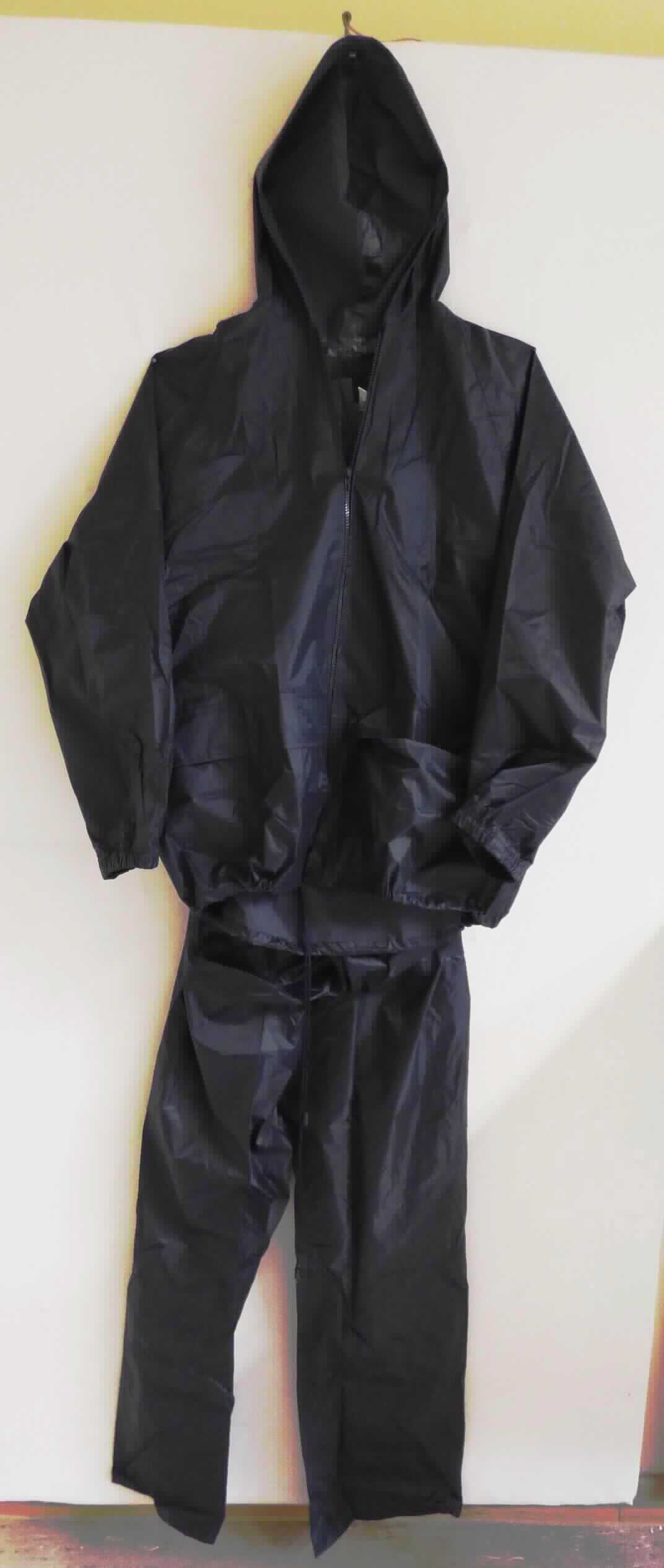 Kombination, bestehend aus einem Blouson und einer langen Hose, Art. R-SET, Größe L, Foto siehe Anlage,
- in einem einfachen Beutel mit Reißverschluss gemeinsam für den Einzelverkauf aufgemacht,
- aus ca. 0,2 mm dicken, einfarbigen, einseitig (Innenseite) mit geprägtem Kunststoff (laut Antrag PVC