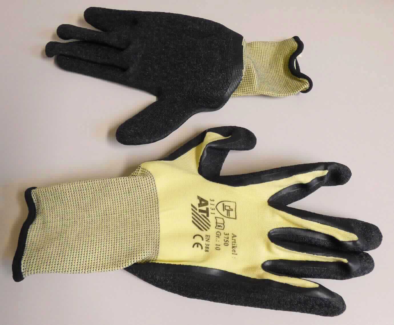 Fingerhandschuhe, sog. Strickhandschuhe, Art. 3750, Größe 10, Foto siehe Anlage,
- in einem Polybeutel verpackt,
- als Fünffingerhandschuhe gearbeitet,
- aus einfarbigen Gewirken aus Spinnstoffen,
- nachträglich mit Ausnahme des größten Teils der Stulpe, des Handrückens sowie Teilen der Finger einseitig 
  (Außenseite) mit Kautschuk (laut Antrag Latex, keine Zellstruktur erkennbar) überzogen,
- mit einer elastischen Stulpe,
- am unteren Rand mit einer kontrastfarbenen Überwendlichnaht gesäumt.

"Fingerhandschuhe, aus Gewirken, mit Kautschuk überzogen"