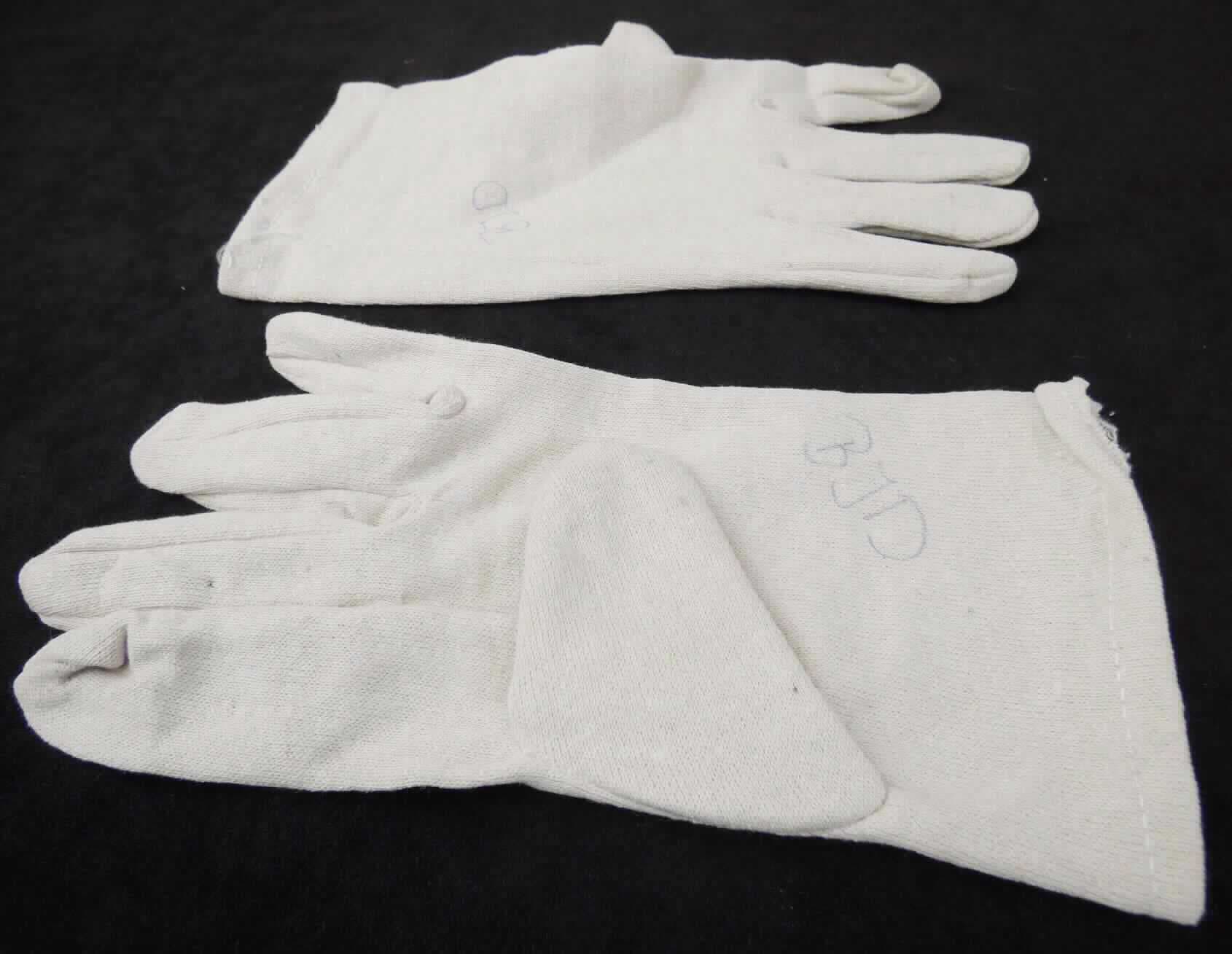 Fingerhandschuhe, sog. Baumwoll-Jersey-Handschuhe, Art. BJD, in Erwachsenengröße, Foto siehe Anlage,
- in einem Polybeutel verpackt,
- als Fünffingerhandschuhe gearbeitet,
- aus ca. 1,2 mm dicken, einfarbigen, einseitig (Innenseite) gerauten Gewirken aus laut Antrag Baumwolle,
- am unteren Rand durch Umschlagen und Festnähen gesäumt.

"Fingerhandschuhe, aus Gewirken, andere als in der Unterposition 6116 10 genannte, aus Baumwolle"