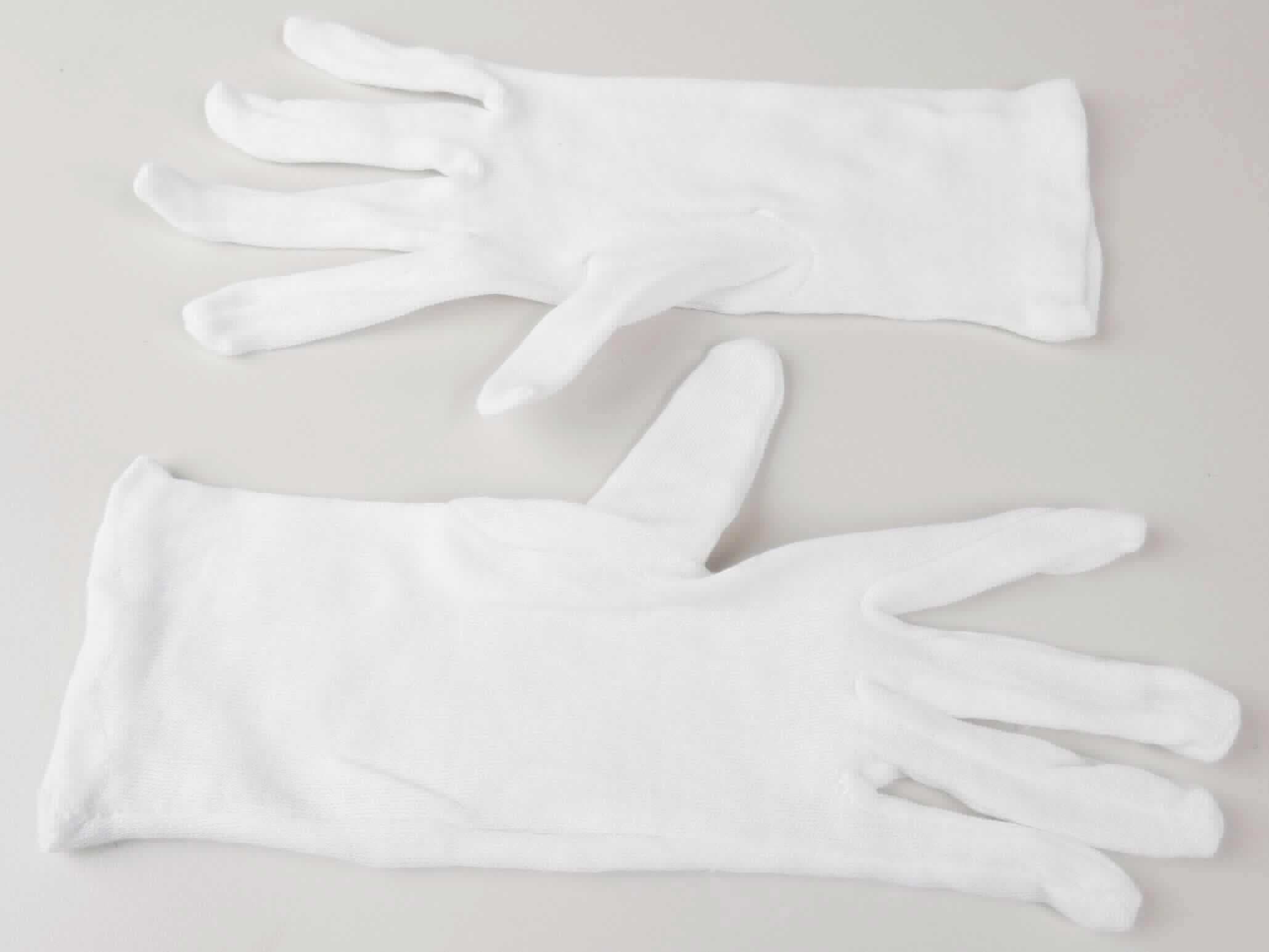 Fingerhandschuhe, sog. Baumwoll-Trikot-Handschuhe, Art. BTWS, in Erwachsenengröße, Foto siehe Anlage,
- in einem Polybeutel verpackt,
- als Fünffingerhandschuhe gearbeitet,
- aus ca. 0,9 mm dicken, einfarbigen Gewirken aus laut Antrag Baumwolle,
- am unteren Rand durch Umschlagen und Festnähen gesäumt.

"Fingerhandschuhe, aus Gewirken, andere als in der Unterposition 6116 10 genannte, aus Baumwolle"