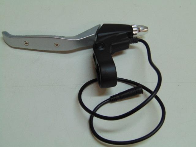 Bremshebel, sog. Seilzug Bremsgriff mit mechanischem Schaltkontakt, Foto siehe Anlage,
- in Form eines spezifisch gefertigten, linken bzw. rechten, mechanischen Bremsgriffes,
- laut Antrag: 
- - mit einer Halterung aus unedlem Metall, am hinteren Ende mit einer runden Klemmvorrichtung
    (Innendurchmesser ca. 22 mm) versehen,
- - mit einem in der Halterung gelagerten Handbremshebel aus unedlem Metall,
- - mit einer in die Halterung eingeschraubten Bremszugeinstellvorrichtung (Stellschraube mit Mutter) und
- - mit einem elektrischen Anschlusskabel mit Schalter (dient bei der Bremsbetätigung der Unterbrechung 
    der Stromzufuhr des Elektromotors),
- - kann sowohl an Krafträdern (Elektrorollern), als auch an Fahrrädern mit Trethilfe, mit Elektrohilfs-
    motoren (Pedelecs) angebracht werden, 
- wird mittels der Klemmvorrichtung an der linken bzw. rechten Seite des Lenkers fixiert,
- dient als Kraftübertragungselement dem manuellen Auslösen der Radbremsen,
- wird als Teil für Krafträder von der Unterposition 8714 1010 und als Teil für Pedelecs von der 
  Unterposition 8714 9490 erfasst,
- in Anwendung der Allgemeinen Vorschrift 3 c) in Verbindung mit der Allgemeinen Vorschrift  6 wird die 
  Ware der von den gleichermaßen in Betracht kommenden Unterpositionen (8714 1010 / 8714 9490) 
  in dieser Nomenklatur zuletzt genannten Unterposition 8714 9490 zugewiesen,
- laut ergänzenden Angaben:
- - aus der VR China versandt,
- - ohne Bewilligung eines Zollverfahrens mit wirtschaftlicher Bedeutung/Endverwendung im
    Rahmen einer Antidumping- oder Antisubventionsmaßnahme (Anhang A Spalte 8c der
    Delegierten Verordnung (EU) 2015/2446) nach Artikel 14 a) bis c) VO (EG) Nr. 88/97,
- aufgrund der Konzeption und der objektiven Merkmale (u. a. Form und Abmessungen)
  erkennbar zur hauptsächlichen Verwendung an Beförderungsmittel des Kapitels 87 bestimmt.

"Teil für Fahrräder der Position 8711, Bremsen und Teile davon (Bremshebel), mit Ursprung in
China oder aus China versandt, jedoch keine Ware des TARIC-Codes 8714 9490 11"