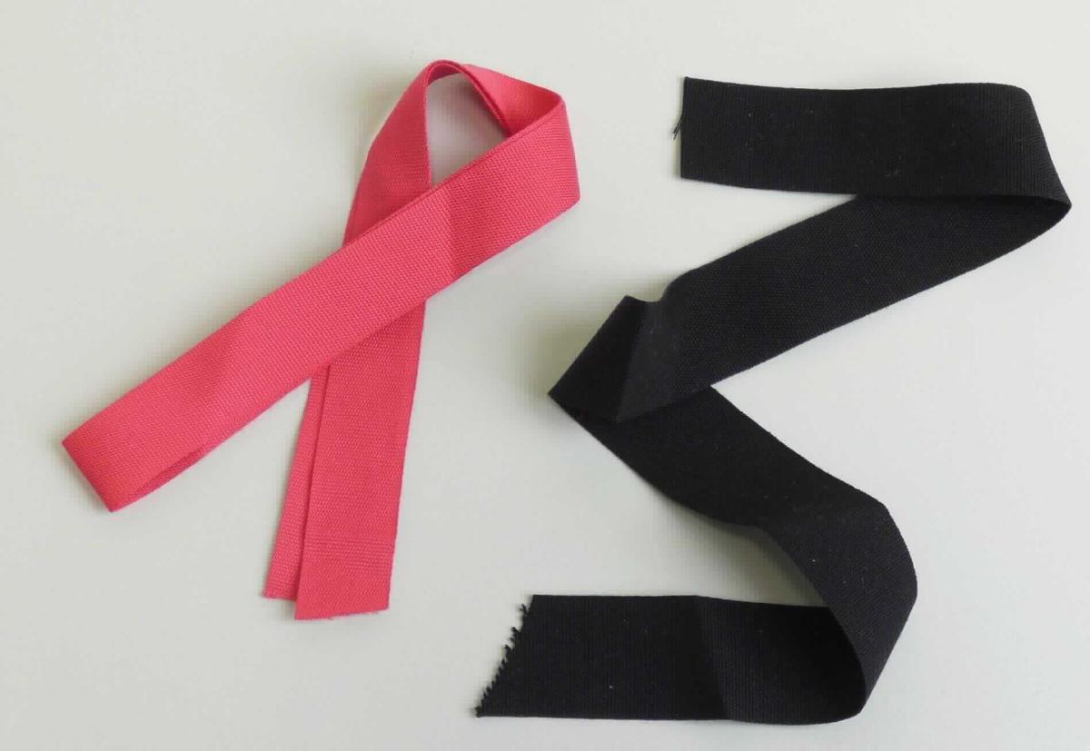 Band, sog. Tencel Band Projekt: IW, Foto siehe Anlage, 
- laut Antrag als Meterware auf Rollen, mit einer Breite von 2,5 und 3 cm, 
- aus einem einfarbigen Gewebe aus künstlichen Chemiefasern (laut Antrag aus Tencel/Lyocell), 
- mit echten Webkanten an beiden Längsseiten, 
- kein Samt, Plüsch, Chenille- oder Schlingengewebe, 
- keine Elastomergarne oder Kautschukfäden enthaltend, 
- laut Antrag zu Verpackungszwecken im Handel.

"Band, keine Ware der Position 5807, anderes als in den Unterpositionen 5806 10 und 5806 20 genannte, 
 aus Chemiefasern, mit echten Webkanten"