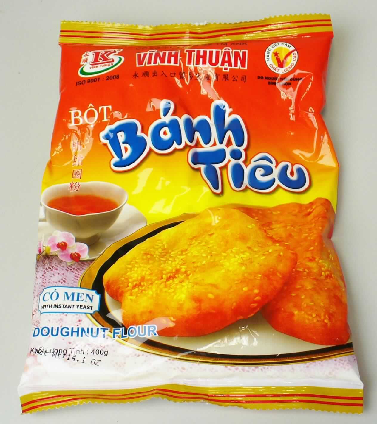 Backmischung

Beschreibung des vorgelegten Warenmusters (in Originalumschließung):
Bedruckter und etikettierter Kunststofffolienbeutel mit Angaben zum Erzeugnis (Doughnut Flour with Instant Yeast; Backmischung Doughnuts - Bot Banh Tieu; 400 g), zu den Zuaten (siehe Feld 8) und zur Anwendung (aus dem Packungsinhalt mit 160 ml Wasser und 100 g Zucker einen Hefeteig bereiten). Kleinere flache, runde Stücke formen und in einer Pfanne frittieren bis diese aufgegangen und hellbraun geworden sind); darin ein weißes, mehlfeines Pulver, nach Mehl und deutlich salzig schmeckend, beigefügt ein kleiner Verbundfolienbeutel mit beige-gelber Trockenhefe.

Es liegt eine Warenzusammenstellung aus einer Backmischung und Trockenhefe in Aufmachung für den Einzelverkauf vor, die unter Anwendung der AV 3 b) nach dem Charakter bestimmenden Bestandteil einzureihen ist. Charakter bestimmend in Bezug auf den gewichtsmäßigen Anteil und die Bedeutung für das herzustellende Erzeugnis ist die enthaltene Backmischung.

Kakao, Milchfett und Milchprotein nach der Zutatenliste nicht enthalten
Stärke/Glucose*: 50 GHT bis weniger als 75 GHT
Saccharose/Invertzucker/Isoglucose*: weniger als 5 GHT

*: abgeleitet aus der Rezeptur

Lebensmittelzubereitung aus Mehl, ohne Gehalt an Kakao, anderweit weder genannt noch inbegriffen, Mischung zum Herstellen von Backwaren der Position 1905 der KN.