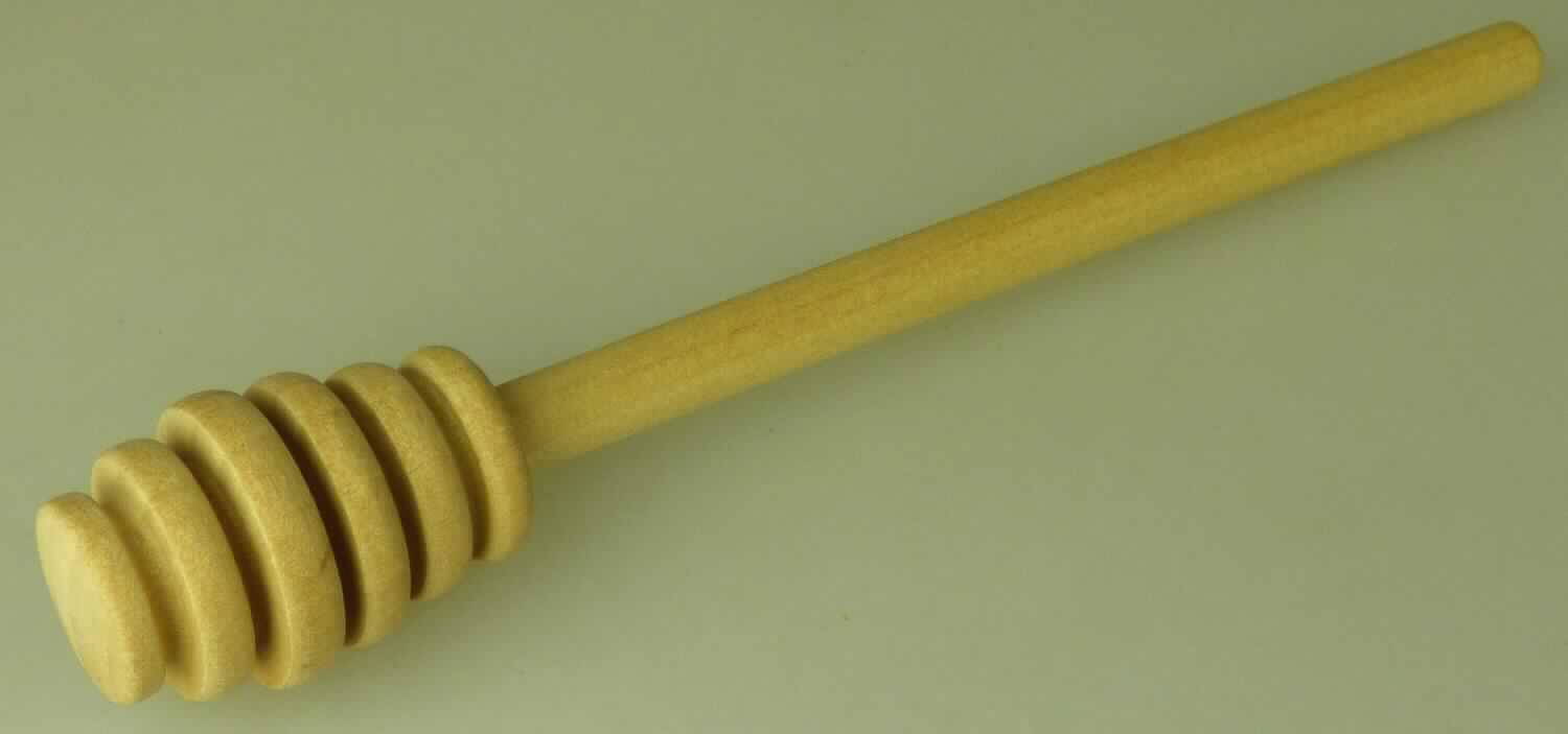 "Honiglöffel"
- aus Limbaholz (Terminalia superba lt. Antragsteller), gerundet und einseitig mit lamellenartigem 
  Kopf gearbeitet (Abmessungen ca. 15 cm lang),
- zur Verwendung bei Tisch oder in der Küche.
(Abbildung siehe Anlage)

"Holzware zur Verwendung bei Tisch oder in der Küche, nicht aus Bambus, aus tropischem Holz im Sinne
der Zusätzlichen Anmerkung 2 zu Kapitel 44"