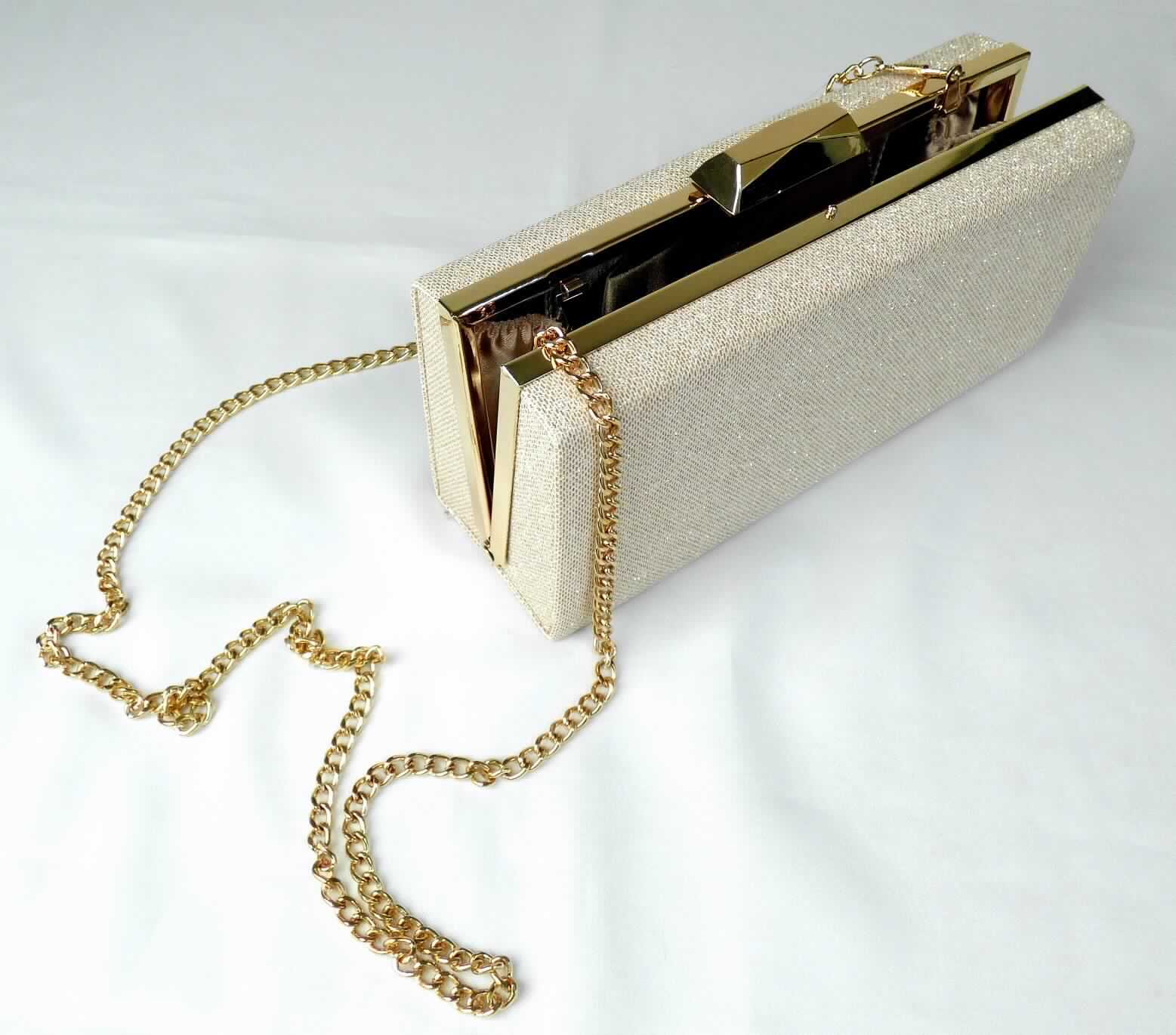 Handtasche, sog. Handtasche Grand Horizon, Style 12475100334, Abbildung siehe Anlage, 
- mit einer Außenseite aus Spinnstoffen (offenmaschig) und einer Außenseite aus Kunststoffpartikeln (eingeklebt in 
  die offenmaschigen Zellen); auf einer mit Spinnstoffgewebe unterlegeten Schaumkunststoffunterlage, 
- - ein charakterbestimmender Stoff der Außenseite kann nicht ermittelt werden, da die beiden gleichermaßen in 
     Betracht kommenden Stoffe (Spinnstoff und Kunststoff) im Hinblick auf ihren Umfang in etwa gleich groß sind; 
     damit ist die Ware der von den in Betracht kommenden Unterpositionen (4202 2290 bzw. 4202 2900) 
     in der Nomenklatur zuletzt genannten Unterposition zuzuweisen, 
- mit einer Zwischenlage aus Schaumkunststoffen auf einem Handtaschenkörper aus zwei Halbschalen aus Pappe, 
- mit einer Randeinfassung der beiden Halbschalen aus goldfarbenem, unedlem Metall, 
- mit einem Schultertrageriemen in Form einer abnehmbaren, goldfarbenen Gliederkette aus unedlem Metall, 
- mit einem Schnappverschluss zu öffnen, 
- innen gefüttert und mit einem aufgenähten Einsteckfach ausgestattet, 
- mit den Abmessungen von ca. 20 cm (Breite) x 9 cm (Höhe) x 6,5 cm (Tiefe), 
- aufgrund der Form, der Größe und des Gesamteindrucks in erster Linie dazu geeignet, kleinere persönliche 
  Gegenstände aufzunehmen.

"Handtasche, mit einer anderen Außenseite als in den Unterpositionen 4202 2100 bis 4202 2290 genannte"