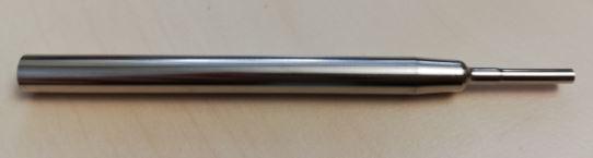 Es handelt sich um ein konisch zulaufendes, ca. 8,2 cm langes Rohr aus Messing (vernickelt), mit einem Durchmesser von ca. 0,5 cm und einer sich verjüngenden Spitze.
Die Ware ist erkennbar zur Aufnahme einer Kugelschreibermine bestimmt und wird in einem Kugelschreiber verwendet (keine Gegenstände der vZTA-Entscheidung).

Die Ware ist als erkennbares "Teil für einen Kugelschreiber, keine Schreibfeder oder Schreibfederspitze" einzureihen.
