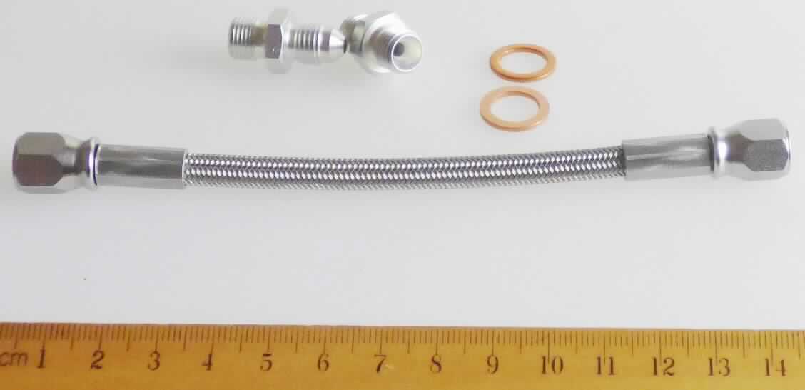 Es handelt sich um eine Zusammenstellung, bestehend aus
- einem flexiblen Schlauch aus einem Drahtgeflecht aus Stahl mit einem Innenschlauch aus
  Kunststoff und angebrachten Verbindungsstücken (Schraubanschlüsse G1/8) aus Stahl sowie 
  Dichtungsringen aus Kupfer; Länge: etwa 15 cm,
- zwei Adaptern in Form nahezu zylindrischer Hohlerzeugnisse mit mittigem Außensechskant und 
  beidseitigen Außengewinden, 
- zwei ringförmigen Flachdichtungen aus Kupfer und
- einem mit Abbildungen und produktbezogenen Informationen bedruckten Faltblatt.
Die vorgenannten Waren sind gemeinsam in einem Kunststoffbeutel für den Einzelverkauf aufgemacht.
Der Schlauch dient der Zuführung von Kühlmittel von einer Drehmaschine bzw. dem Bearbeitungszentrum über den Werkzeughalter bis zur Wendeschneidplatte und wird mit den Adapter angeschlossen.
- Antragstellerangaben -

Der Schlauch verleiht der Warenzusammenstellung ihren wesentlichen Charakter und stellt sich als eine aus verschiedenen Bestandteilen zusammengesetzte Ware dar, bei der ein charakterbestimmender Bestandteil gemäß der Allgemeinen Vorschrift 3 b) nicht ermittelbar ist. Damit erfolgt die Einreihung in Anwendung der Allgemeinen Vorschrift 3 c) in die zuletzt genannte der in Betracht kommenden Positionen (3917 und 8307).

Abbildung siehe Anlage.

Derartige Erzeugnisse gehören als "Schläuche aus unedlen Metallen (Stahl), auch mit Verbindungsstücken, andere als solche des TARIC-Codes 8307 1000 10" zum TARIC-Code 8307 1000 90.