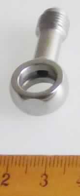 Rohrformstück aus Stahl; Ringnippel

Die Ware stellt sich dar als ein metallisches Hohlerzeugnis aus Stahl, das an einem Ende zu einem Ring mit innen umlaufender Nut und an dem anderen Ende zu einer Verschraubung mit Außengewinde ausgearbeitet ist. Der Ringnippel wird in Kombination mit einer sog. Hohlschraube als Verbindungs- bzw. Anschlussstück für Hydraulikschläuche/-rohre verwendet.

Die Ware ist als anderes Rohrformstück, aus anderem als nicht rostendem Stahl, mit einem größten äußeren Durchmesser von 609,6 mm oder weniger, in die Codenummer 7307 9980 98 0 des Zolltarifs einzureihen.