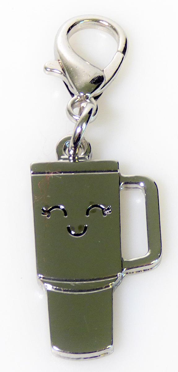 Es handelt sich um Fantasieschmuck in Form eines "Stanley Cup" zur individuellen Gestaltung von Schnürsenkeln, Schuhen und Taschen etc.
Der etwa 5 cm lange Anhänger besteht aus unedlem Metall, hat auf einer Seite ein eingraviertes Gesicht und ist mit einem Karabinerhaken versehen.
Keine Handarbeit, nicht in Verbindung mit Glas.
Das Erzeugnis wird als 2er Pack zum Verkauf angeboten.
Antragstellerangaben-

Abbildung siehe Anlage.

Derartige Erzeugnisse gehören als "Fantasieschmuck, aus unedlen Metallen, nicht versilber, vergoldet oder platiniert (andere als in Unterposition 7117 1000 genannt)" zum TARIC-Code 7117 1900 90