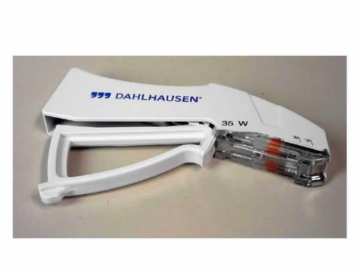 Sog. Hautklammergerät, REF. 11.000.00.035, im Wesentlichen bestehend aus einem Handgriff, einem Auslöser, einem Klammermagazin mit 35 Klammern (7 mm) aus Metall und einer Rückholfeder. Das Gerät wird von Ärzten zum Verschließen von Hautwunden nach Verletzung oder Operation in der Praxis, Ambulanz oder im Operationssaal verwendet. Die Ware ist in einer Papier-Kunststoffpackung steril verpackt. Äußeren Form siehe Abbildung in Anlage. 
Die Ware wird als "anderes als in den KN-Unterpositionen 9018 1100 bis 9018 9075 genanntes medizinisches Instrument" eingereiht