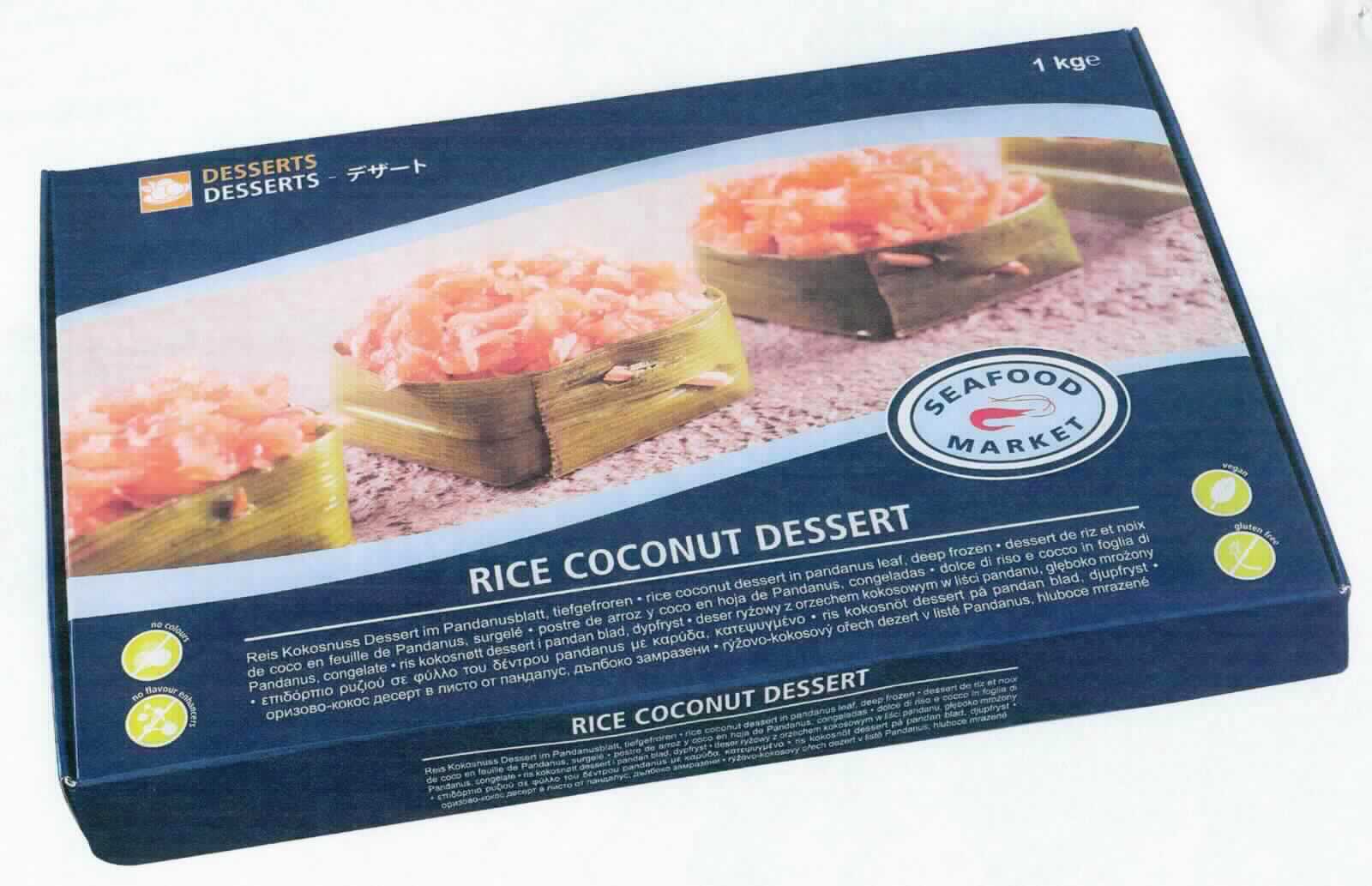 Klebreis-Dessert mit Kokosnuss, tiefgekühlt

Beschreibung des vorgelegten Warenmusters (in Original-Umschließung):
Überwiegend dunkelblau bedruckter Faltkarton mit Abbildung des genussfertigen Produkts, verschweißt in einer Klarsichtfolie; der mehrsprachige Aufdruck enthält Angaben zum Erzeugnis (Reis Kokosnuss Dessert im Pandanusblatt, tiefgefroren; 1 kg), zu den Zutaten (siehe Feld 8), zur Zubereitung (Dämpfer: 8 min in gefrorenem Zustand; Mikrowelle: 2 min (800 W) in gefrorenem Zustand) und zur Herkunft (Thailand); darin aus grünem Pflanzenmaterial geformte und mit einem kleinen Holzstäbchen befestigte, rechteckige Schalen (Länge 3,5 cm; Breite 3,5 cm; Höhe 2,5 cm), gefüllt mit lilafarbenem bzw. schwarzem, gegartem, schwach süß schmeckendem Reis, der mit einer Schicht aus weichen, braunen, leicht fettigen, süß schmeckenden Kokosraspeln bedeckt ist. Die Schalen sind nicht zum Verzehr bestimmt.   

Erzeugnisse in Sinne von Anm 1 a) zu Kap 19*: nicht enthalten 
Kakao*: nicht enthalten
*: nach Warenbeschaffenheit und Zutatenliste

Getreide in Form von Körnern, durch Kochen und Mischen mit weiteren Zutaten zubereitet, anderweit weder genannt noch inbegriffen, auf der Grundlage von Reis.
