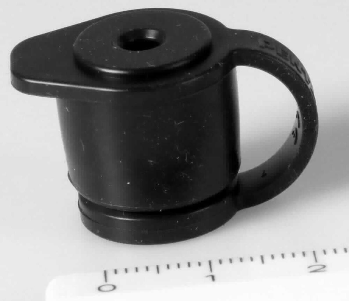 Sog. Gummilippenventil, OFB 190, im Wesentlichen bestehend aus einem ca. 14 mm hohen zylindrischen Körper mit mehreren Abstufungen und einer kleinen zentralen Öffnung an der Oberseite, der über einen Riemen mit einer Abdeckkappe verbunden ist, die an Ihrer Oberseite einen zentralen Schlitz besitzt. Über ein zentrales Loch an der Unterseite wird die Vorrichtung auf ein medizinisches Endoskop (nicht Gegenstand dieser vZTA) aufgesteckt und dient dazu, Biopsiezangen oder andere Instrumente in den Endoskopkanal einzuführen und diesen Kanal zugleich durch das sog. Lippenventil abzudichten, um eine Leckage von Körperflüssigkeiten oder Insufflationsgasen zu verhinden.
Die Ware ist in einem etikettierten PE-Beutel verpackt.
Zur äußeren Form siehe Abbildung in der Anlage.

Die Ware wird als "Zubehör, erkennbar hauptsächlich zur Verwendung für ein medizinisches Endoskop bestimmt" eingereiht.