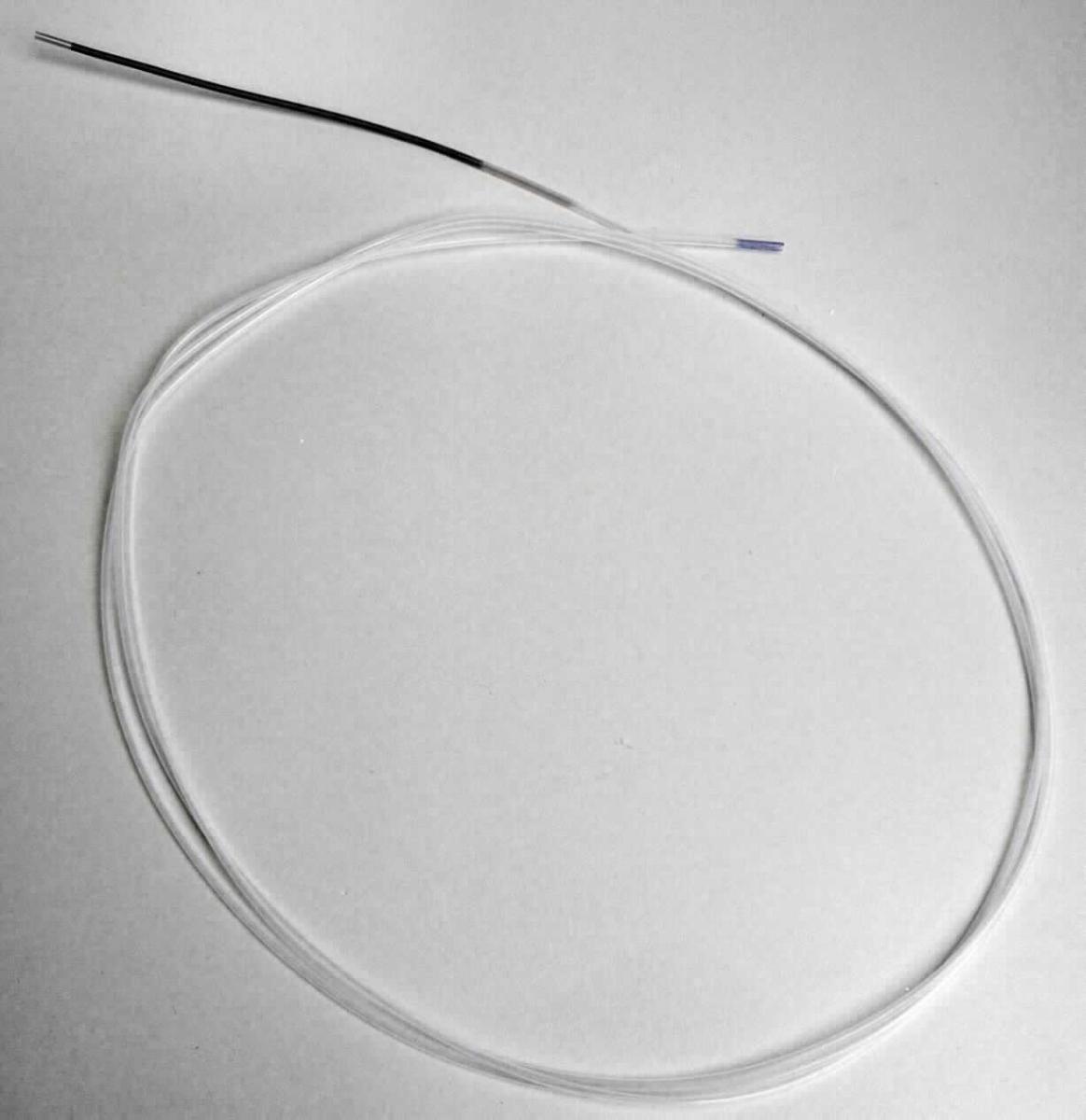 Angaben des Antragstellers:
Luft-/Wasserkanal für medizinische Endoskope, aus Polytetrafluorethylen
Der Schlauch ist auf einer Seite mit einer Metallspirale ummantelt.
Diese biegsamen Kanäle sind im Einführschlauch des Endoskops verbaut.

Feststellungen an einem Warenmuster:
Es wurde ein milchig-trüber, durchscheinender, biegsamer Kunststoffschlauch vorgelegt (Länge: ca. 143 cm; Durchmesser: ca. 0,2 cm). Der Schlauch ist an einer Seite mit einer Metallspirale ummantelt (Länge: ca. 10,3 cm).

Befund:
Es liegt ein biegsamer Kunststoffschlauch im Sinne der Position 3917 vor.