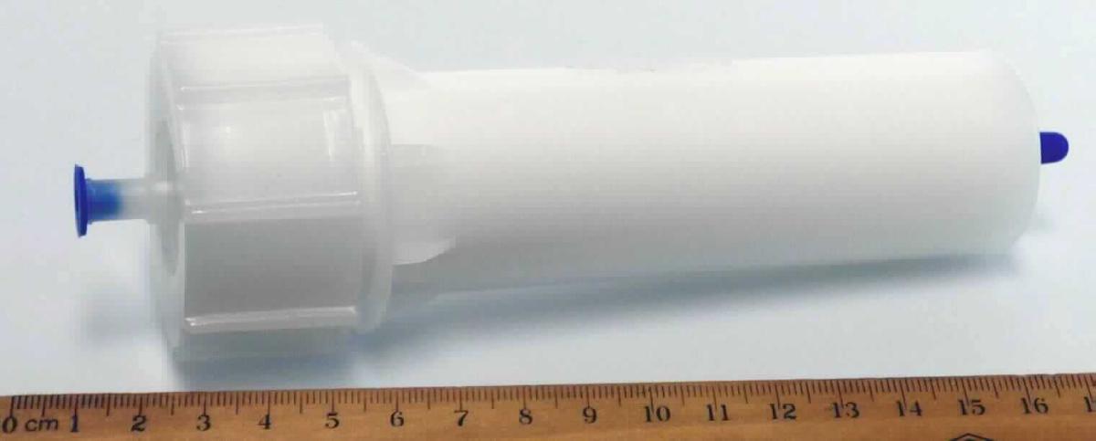 Sog. Säule für die Hochleistungs-Flüssigkeitschromatographie, bestehend aus einem rohrförmigen Gehäuse aus Kunststoff, mit diversen Filtern, verschlossen mit einer perforierten Kappe sowie einer Füllung aus Kieselgel bzw.chemisch modifiziertem Kieselgel (gebunden) oder Aluminiumoxid. Mittels Luer-Lock-Anschluss wird die Säule an einen Flüssigkeitschromatographen angeschlossen und dient dort zur Aufreinigung, Filtrierung und Isolierung von Stoffgemischen.

Zur äußeren Form siehe Abbildung in der Anlage.

Die Ware wird als "Teil, erkennbar hauptsächlich bestimmt für ein Gerät für physikalische oder chemische Untersuchungen, für ein Gerät der Unterposition (HS) 9027 20" eingereiht.