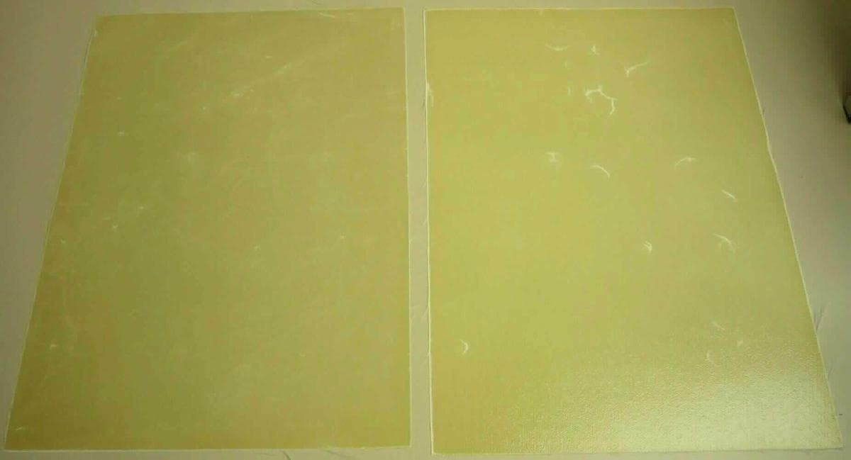 Gewebe aus Glasfasern, sog. Epoxidharz getränktes Glasgewebe (Prepreg),
die Einreihung erfolgt ausschließlich für das vorgelegte Warenmuster:
- dichtgewebtes Gewebe in Leinwandbindung,
- - aus Garnen aus textilen Glasfilamenten (keine Rovings),
- mit hellgelbem Kunststoff (laut Antrag Epoxidharz) getränkt,
- - nach dem Untersuchungsergebnis befindet sich der Kunststoff im Gewebe und 
    ist an der Oberfläche nur geringfügig vorhanden,
- mit einem Quadratmetergewicht von 351 Gramm (laut Antrag),
- Meterware auf Rollen mit einer Breite von 110 cm oder 125 cm (laut Antrag),
- keiner der beiden Stoffe (Kunststoff und Glasfasern) verleiht der Ware ihren wesentlichen Charakter;
  sie ist damit der von den gleichermaßen in Betracht kommenden Positionen (3921 und 7019) in 
  der Nomenklatur zuletzt genannten Position zuzuweisen,
- stellt sich u. a. aufgrund der fehlenden Härte und Steifheit nicht als verstärkte Kunststofffolie dar.

"Gewebe aus Glasfasern, kein Gewebe aus Glasseidensträngen (Rovings), mit einer Breite von 
 mehr als 30 cm, in Leinwandbindung, mit einem Quadratmetergewicht von mehr als 250 g"