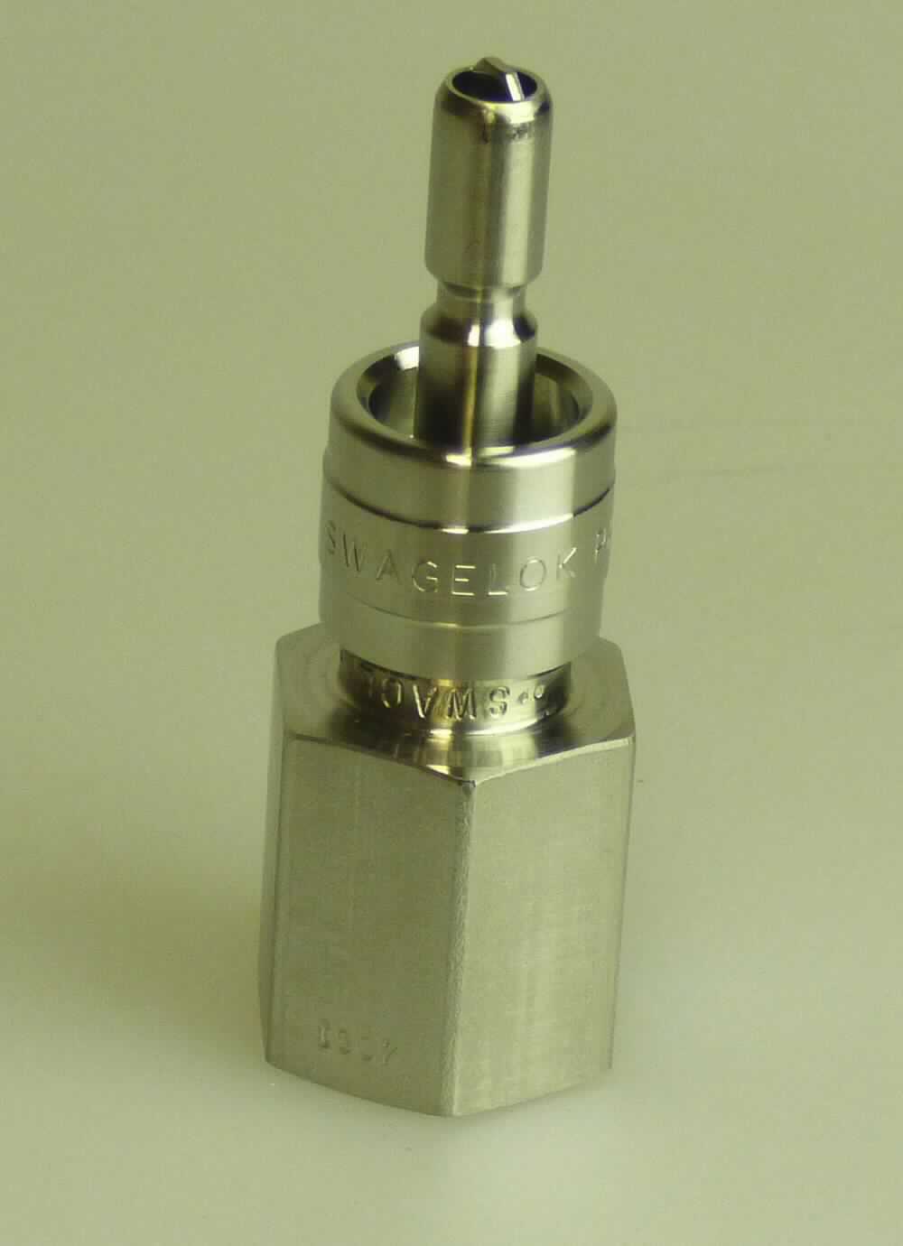 Rohrverbindungsstück aus Stahl

Bei der Ware handelt es sich um sog. Schnellkupplungsstecker mit freiem Durchfluss (nicht absperrend), i. W. aus nicht rostendem Stahl (Edelstahl 316) gefertigte, nahezu zylindrische, ihrer Verwendung entsprechend spezifisch geformte Hohlerzeugnisse, die an einem Ende mit wahlweise einem Klemmringanschluß, Außengewinde oder Innengewinde, am anderen Ende mit einer Außensteckverbindung versehen sind. 
Die Kupplungen dienen zum schnellen Verbinden und Trennen zweier Schlauchleitungen.

Die Ware ist nach ihrer Beschaffenheit als "anderes Rohrverbindungsstück, aus nicht rostendem Stahl, mit Gewinde" in die Codenummer 7307 2910 90 0 des Zolltarifs einzureihen.