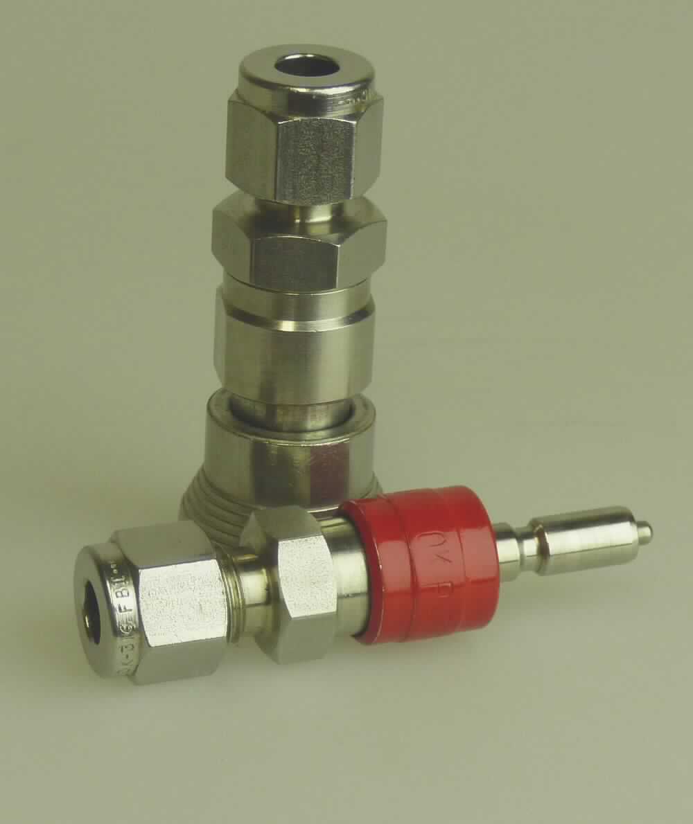 Bei denen als Schnellkupplungskörper bzw. -stecker (Serie QC) bezeichneten Waren handelt es sich um Ventile, die bei einem definierten Gegendruck schließen und den weiteren Durchfluss verhindern. Eine Veränderung des Drucks führt zu einer automatischen Öffnung. Die Ventile dienen dazu, den Medienstrom beim Öffnen der Rohr- bzw. Schlauverbindung zu stoppen.

Bei denen als Schnellkupplungskörper bzw. -stecker bezeichneten Waren handelt es sich um Rückschlagventile. 

Die Erzeugnisse bestehen aus einem Gehäuse aus Edelstahl mit variablen Abmessungen, variablen Rohranschlussstücke und unterschiedlichen Druckraten zwischen 206 und 10,3 bar. 

Sie sind als "Armatur für Rohr- oder Schlauchleitungen, Rückschlagventile aus Stahl, nicht für bestimmte Luftfahrzeuge, mit einem Öffnungsdruck von mehr als 8 bar" einzureihen.