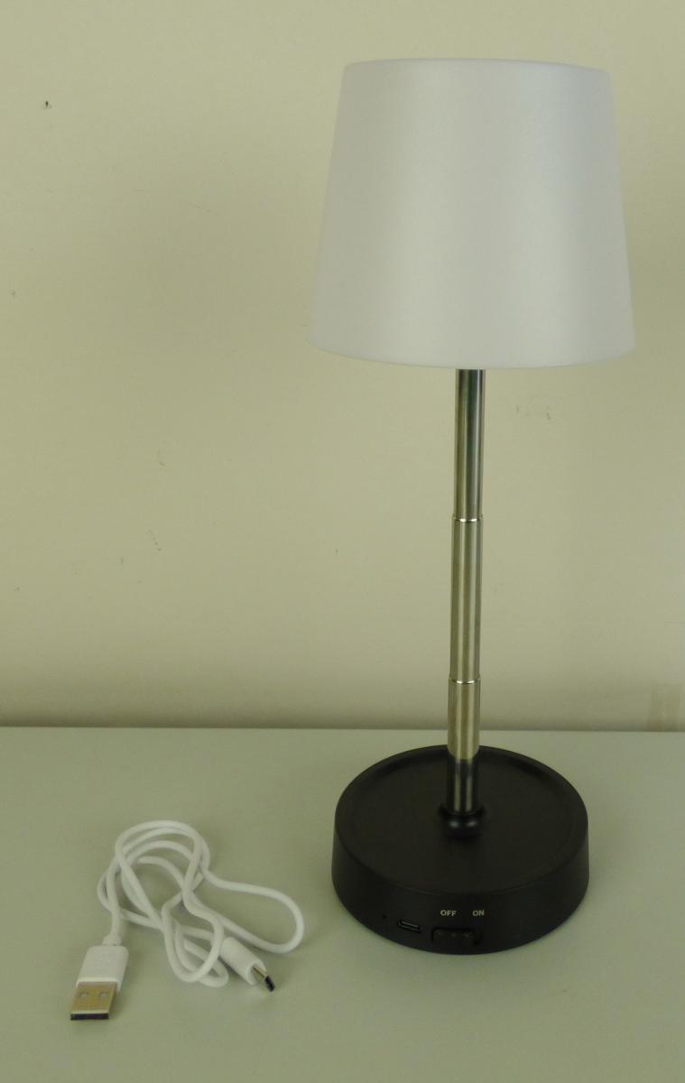 Bei der sog. Teleskop-Tischleuchte handelt es sich um eine ca. 105 x 105 x 110 - 285 mm große elektrische Leuchte zur Verwendung im Innen- und Außenbereich (lt. Astin), im Wesentlichen bestehend aus einem kreisrunden schwarzen Lampenfuß aus Kunststoff, einem stabförmigen ausziehbaren Ständer aus Metall und einem weißen, runden konischen Lampenschirm aus Kunststoff.

Im Lampenschirm sind 12 weiß leuchtende LED-Lichtquellen integriert. Die Leuchte verfügt über einen Akku, zwei Ein-/Ausschalter am Lampenfuß (Schiebeschalter als Sicherheitsschalter und Berührungsschalter zum Ein-/Ausschalten der Leuchte), ist dimmbar und mit einem Ladekabel mit USB-Anschluss ausgestattet. Die Oberfläche des Lampenschirms kann als Werbefläche genutzt werden.

Da das Erzeugnis sowohl als Tischleuchte zur Verwendung in Innenräumen als auch zur Verwendung im Außenbereich (z. B. zum Aufstellen auf Terrassentische) konzipiert ist, ist es in die zuletzt genannte Unterposition der gleichermaßen in Betracht kommenden Unterpositionen einzureihen.

Im Hinblick auf die Bedeutung in Bezug auf die Verwendung als Tischleuchte sind sowohl der Kunststoff (Fuß) als auch das Metall (Ständer) als stabilitätsverleihende Elemente gleichermaßen von Bedeutung.
Aufgrund des Umfangs und die Bedeutung in Bezug auf die Verwendung zur Lichtverteilung bestimmt der Kunststoff den Charakter der Ware.

Die Ware ist in einem Karton verpackt.

Das Erzeugnis ist als "elektrischer Beleuchtungskörper, anderweit weder genannt noch inbegriffen, nicht von den Unterpositionen (HS) 9405 11 bis 9405 41 erfasst, ausschließlich zur Verwendung mit LED-Lichtquellen bestimmt, kein Scheinwerfer, aus Kunststoff" einzureihen.