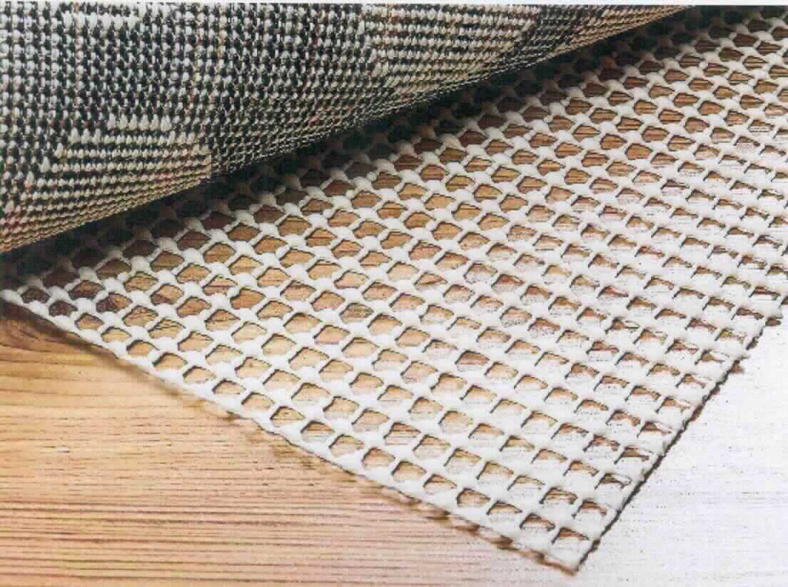 Bei der Ware handelt es sich den Angaben nach um ein rechteckiges, gitterartiges, weißes Flacherzeugnis, das hauptsächlich aus geschäumtem Polyvinylchlorid besteht. Das Erzeugnis wird als Antirutsch-Teppichunterlage verwendet. Die Laboruntersuchungen ergaben, dass es sich um ein rechteckiges Flacherzeugnis aus einem grobmaschigen Gewebe, das mit geschäumten Polyvinylchlorid überzogen ist, handelt.

Die Ware ist als anderer Bodenbelag aus Polymeren des Vinylchlorids bestehend aus einem Träger, mit Poly(vinylchlorid) getränkt, bestrichen oder überzogen in die Codenummer 3918 1010 90 0 des Zolltarifs einzureihen.