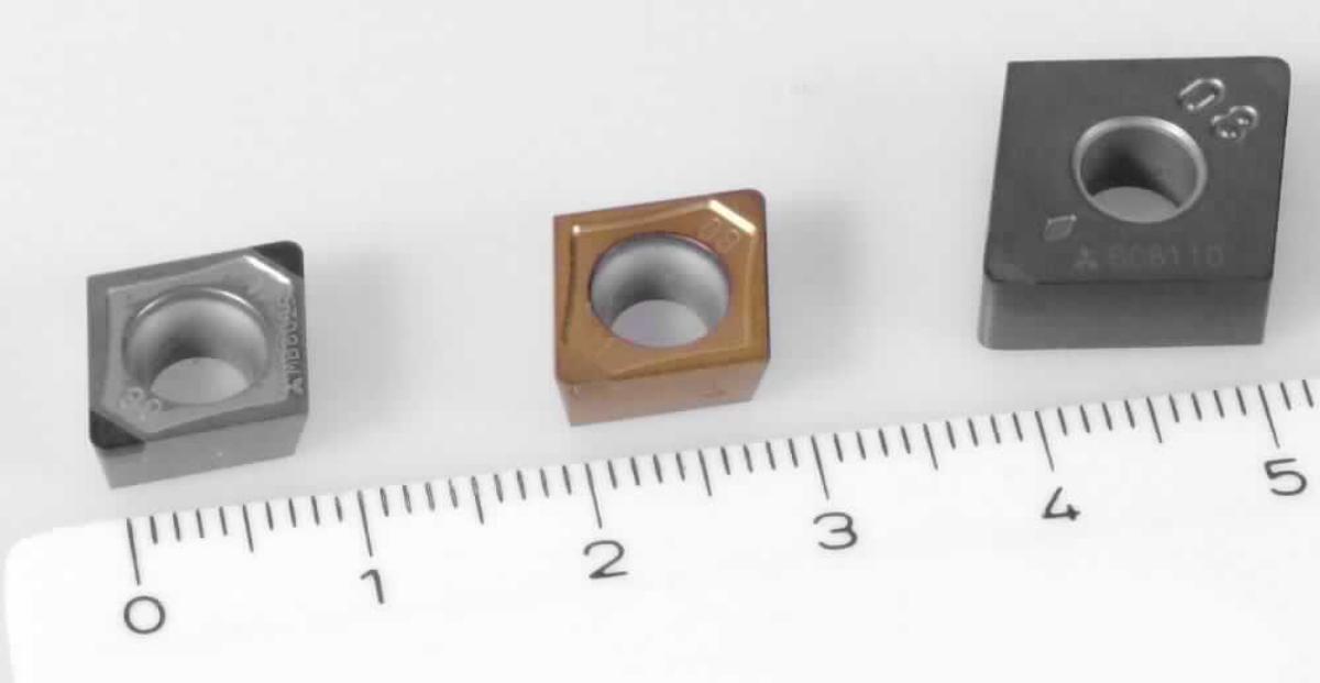 Keramische Waren zu technischen Zwecken, sog. CBN-Wendeplatten, Foto siehe Anlage,
- aus verschiedenen Stoffen zusammengesetzte Waren, bestehend aus:
- - einem Träger aus Cermets (lt. Antrag auf der Grundlage von Wolframcarbid und Cobalt als Binder),
- - und einer oder mehreren aufgebrachten Schneidecken aus anderen keramischen Stoffen als Porzellan
    (lt. Antragsangaben aus CBN; kubisches Bornitrid) mit einem keramischen Bindemittel,
- - - nach vorheriger Formgebung gebrannt,
- - - lt. Antrag mit einer Mohsschen Härte von 9 oder mehr,
- - ggf. mit einer Beschichtung aus Titanaluminiumnitrid (TiAlN) oder Titannitrid (TiN) versehen, die als
    Verschleißschutz oder zur besseren Erkennbarkeit bereits abgenutzter Waren dient,
- zur Verwendung als Schneidkörper in Werkzeugmaschinen für die Metallbearbeitung,
- die Schneidecke/n aus CBN verleiht/en den Waren insbesondere aufgrund ihrer Bedeutung in Bezug auf die 
  Verwendung den wesentlichen Charakter, 
- eine Einreihung in das Kapitel 82 kommt nicht in Betracht, u. a. da es sich bei der/den charakterbestimmenden
  Schneidecke/n weder um ein Cermet handelt, noch um eine Ware, die aus Stoffen besteht, die in Anmerkung
  1 zu Kapitel 82 in Bezug auf das arbeitende Teil zugelassen sind.

"Keramische Waren zu technischen Zwecken, nicht aus Porzellan, mit einer Mohsschen Härte von mehr als 9"