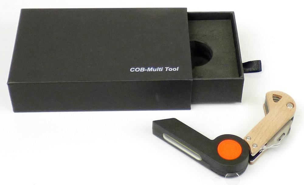 "COB-Multi Tool"

mit freiem Arm zu handhabendes, aus verschiedenen Bestandteilen zusammengesetztes Erzeugnis,
bestehend aus

- einem verschraubten Korpus mit zwei als Achsen dienende Schrauben aus unedlem Metall und
   Seitenschalen aus Holz

- einem Bestandteil in Form einer ausklappbaren, mit einem Anschlag versehenen Klinge, zu einem
  Dosenöffner und einem Flaschenöffner (Pos. 8205) ausgearbeitet

- einem Bestandteil mit verschiedenen Funktionen in Form einer ausklappbaren, mit einem Anschlag
  versehenen Klinge, zu einer Feile (Pos. 8203) und einem Kreuzschlitzschraubendreher (Pos. 8205)
  ausgearbeitet; in Anwendung der AV 3 c) in die letzte der gleichermaßen in Betracht kommenden
  Positionen gehörend (Pos. 8205)

- einem Bestandteil mit verschiedenen Funktionen in Form einer ausklappbaren, mit einem An-
  schlag versehenen Klinge, zu einem Schlitzschraubendreher (Pos. 8205) und einem Hakenmesser
  (Pos. 8211) ausgearbeitet; in Anwendung der AV 3 c) in die letzte der gleichermaßen in Betracht
  kommenden Positionen gehörend (Pos. 8211)

- einer LED-Leuchte (Pos. 8513)

- die o. g. Werkzeuge sind aus unedlem Metall und die LED-Leuchte im Wesentlichen aus Kunststoff
  gefertigt und sind unlösbar aber beweglich an den zwei Achsen der Gehäusehälften befestigt

- gemeinsam in einem speziell zur Aufnahme der o. g. Erzeugnisse gestalteten und zum dauernden
  Gebrauch geeigneten bedruckten Pappbox aufgemacht

Abbildung siehe Anlage.

Die Werkzeuge der Position 8205 verleihen der zusammengesetzten Ware aufgrund der Menge und des Wertes ihren wesentlichen Charakter. Innerhalb der Position 8205 bestimmt das Werkzeug mit den verschiedenen Funktionen Feile und Kreuzschlitzschraubendreher im Hinblick auf den Wert den wesentlichen Charakter der Ware.

Derartige Erzeugnisse gehören als "Handwerkzeuge (Schraubendreher) anderweit weder genannt noch inbegriffen, mit arbeitendem Teil aus unedlem Metall“ zur Codenummer 8205 4000 00 0 des Zolltarifs.