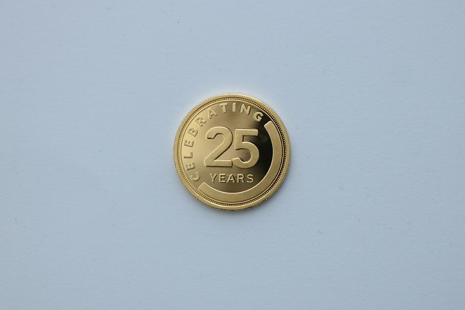 Sog. Medaillen aus Feingold:
Es handelt sich um kreisrunde Erzeugnisse aus 24 K Gold - Feingold (Feinheit: 999,9/1000) mit einem Durchmesser von etwa 28 mm, einer Dicke von etwa 2 mm und mit einem Gewicht von etwa 23,3 Gramm (0,749 Feinunzen). Die sog. Medaillen sind beidseitig mit Prägungen versehen (eine Warenseite: "CELEBRATING 25 YEARS", andere Warenseite:  "24K GOLD, Namenszug und Motiv").

- Antragstellerangaben -
Abbildung siehe Anlage.

Derartige Erzeugnisse gehören als "Goldschmiedewaren aus anderen Edelmetallen (Gold) zur Codenummer 7114 1900 00 0 des Zolltarifs.