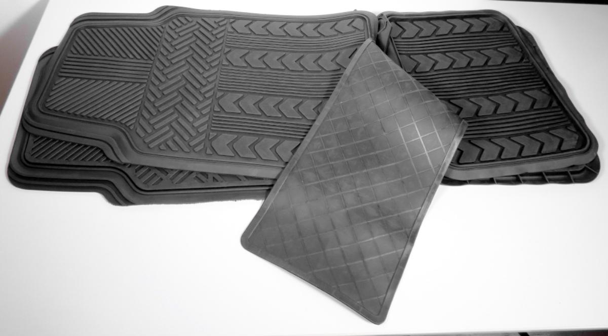 Fußmatten, sog. car floor mat, Art.-Nr.: 37061, Foto siehe Anlage,
- laut ergänzenden Angaben in einem vierteiligen Set mit speziell zugeschnittenen Fußmatten:
- - je eine Matte für den Fahrer und Beifahrer in den Abmessungen von ca. 72 cm x 46 cm,
- - zwei Fußmatten für die hintere Sitzreihe in den Abmessungen von ca. 45 cm x 44 cm,
- laut Antrag aus Kunststoff (PVC) gefertigt,
- werden im Fußraum eines Kraftfahrzeugs ausgelegt und dienen dort zum Schutz vor
  grobem Schmutz,
- insbesondere aufgrund der Form und der Abmessungen erkennbar hauptsächlich zur
  Verwendung in Kraftfahrzeugen bestimmt.

"Karosseriezubehör für Kraftfahrzeuge der Position 8701 bis 8705 (Fußmatten), nicht
für die industrielle Montage"