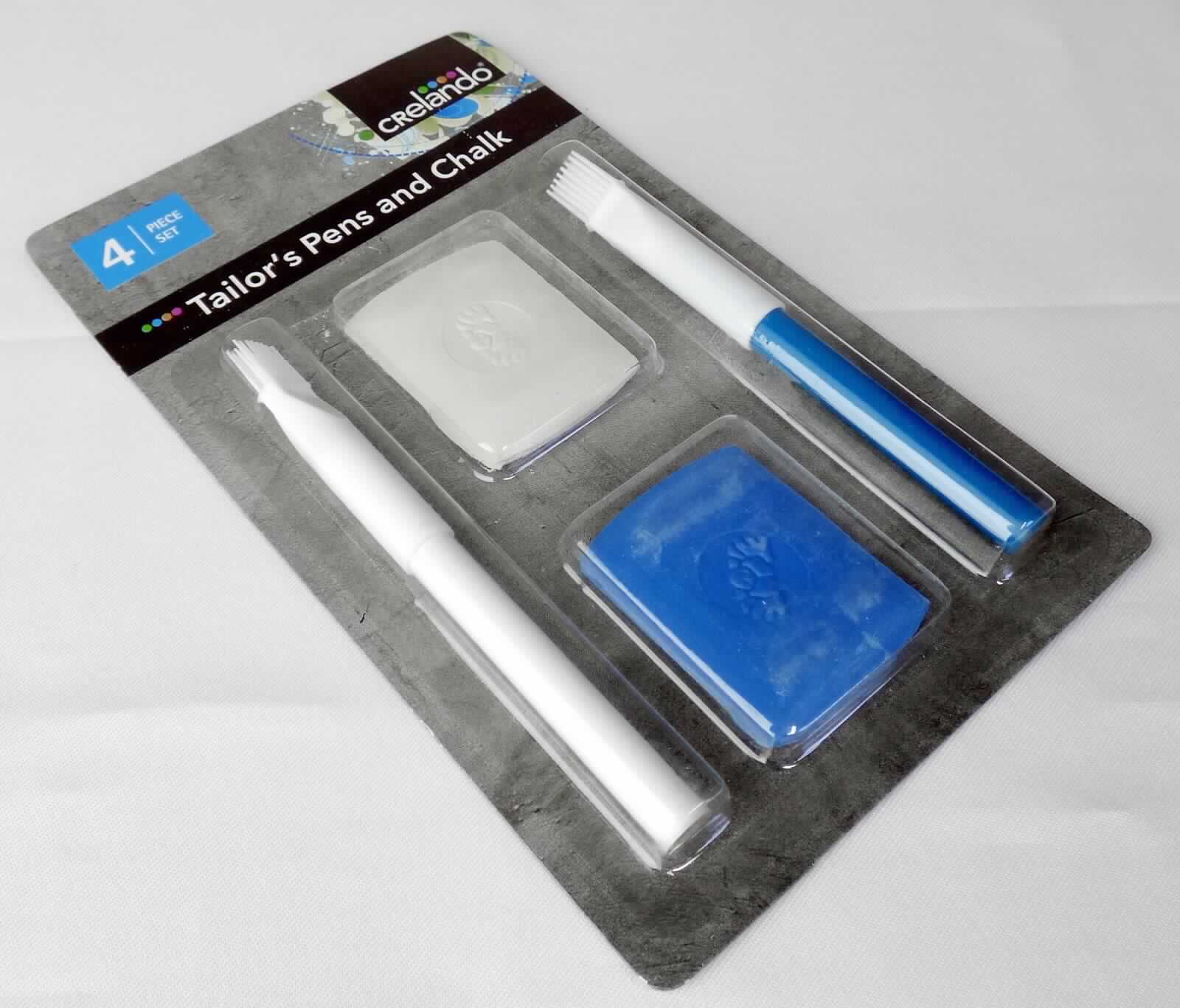 Es handelt sich um eine Warenzusammenstellung in Aufmachung für den Einzelverkauf, bestehend aus zwei verschiedenfarbigen (blau und weiß), ca. 3,5 x 4 cm großen Kreidestücken mit abgerundeten Ecken und zwei ebenfalls verschiedenfarbigen Farbstiften (blau und weiß), sog. "Schneiderstifte", mit festem Schutzmantel und einer Schutzkappe aus Kunststoff. Die Farbstifte stellen sich als zusammengesetzte Ware ohne charakterbestimmenden Bestandteil dar, die am oberen Ende der Schutzkappe eine kleine Bürste aufweisen. 
Die in einer Blisterverpackung mit bedruckter Pappkarte verpackte Ware dient bei Näharbeiten dem Zeichnen bzw. Markieren auf Stoffen. 

Bei der Warenzusammenstellung ist ein charakterbestimmender Bestandteil nicht ermittelbar, sie wird daher in die letztgenannte, in Betracht kommende Unterposition als "Schneiderkreide" eingereiht.