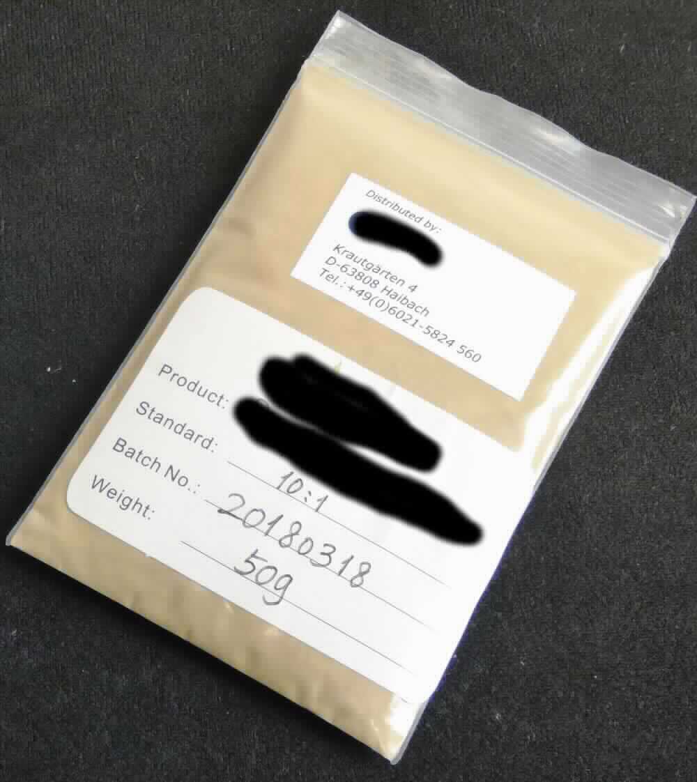 Angaben des Antragstellers:
Zusammensetzung: Pumpkin Seed Extract (Extraktionsrate 10:1) mit 10 % Maltodextrin. Rohstoff: Samen von Kürbis (Cucurbita moschata (Duch. Poiret)).
Verwendungszweck: Nahrungsergänzungsmittel.
Verpackungseinheit: 25 kg-Trommel.

Feststellungen anhand einer Warenprobe:
Warenbeschaffenheit: ockerfarbenes, feines Pulver; Geruch: pflanzlich; Geschmack: schwach bitter.

Befund:
Die Einreihung erfolgt auf der Grundlage der Antragsangaben. Nach den Angaben liegt ein fester Pflanzenauszug von Kürbissamen mit Zusatz von Maltodextrin vor. 

Pflanzensäfte und Pflanzenauszüge; Pektinstoffe, Pektinate und Pektate; Agar-Agar und andere Schleime und Verdickungsstoffe von Pflanzen, auch modifiziert: Pflanzensäfte  und Pflanzenauszüge: andere als Opium oder von Süßholzwurzeln oder von Hopfen: andere als Vanille-Oleoresin oder von Pflanzen der Gattung Ephedra.