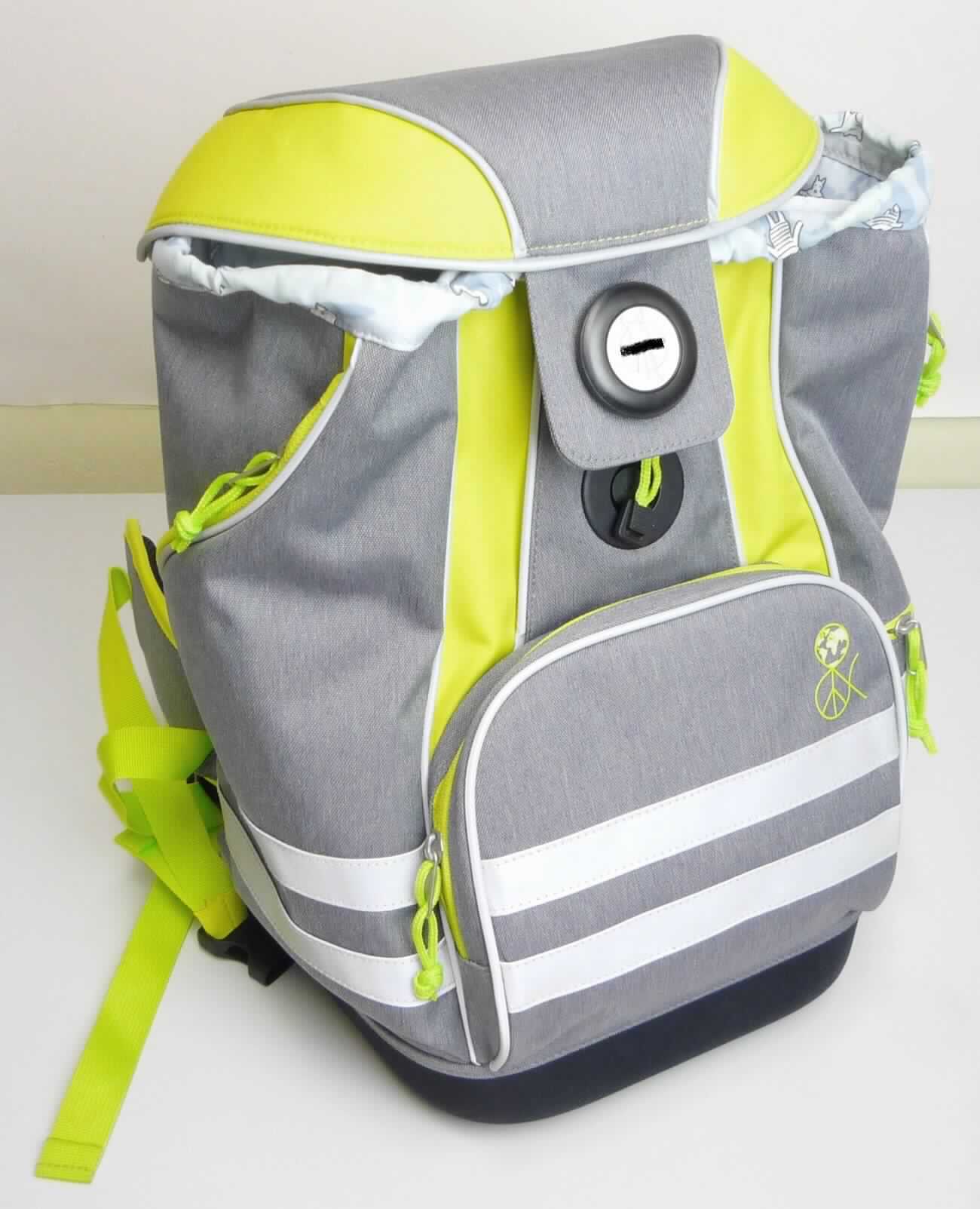 Warenzusammenstellung bestehend aus einer Schultasche und einer Regenhülle, sog. Schulranzen, Artikel
1205002224, Foto siehe Anlage,
- in Aufmachung für den Einzelverkauf; zur Befriedigung eines speziellen Bedarfs zusammengestellt, 
- Schultasche:
- - mit einer Außenseite aus Spinnstoffen,
- - - vorn und an den Seiten mit reflektierenden Zuschnitten,
- - am Bodenteil mit vier Stellfüßen aus Kunststoff,
- - mit einer Handtrageschlaufe, zwei gepolsterten Rückentragegurten, einem Brustgurt und einem gepolsterten
    Hüftgurt (alle Gurte sind längenverstellbar), 
- - mit einem gepolsterten Rückenteil, 
- - mit einem aufgesetzten Vorfach mit Reißverschluss,
- - an einer Schmalseite mit einem Reißverschlussfach, das innen mit einem offenen Einsteckfach aus netzartigen
    Gewirken und einem angenähten Karabinerhaken ausgestattet ist,
- - an der anderen Schmalseite mit zwei Reißverschlussfächern (im unteren der zwei Reißverschlussfächer ist die
    Regenhülle mittels Clipverschluss befestigt),
- - mit einem gefütterten Hauptfach,
- - - mit einer Überschlagklappe mit einem magnetischen Klickverschluss und einem an der Innenseite aufgenähten
      Klarsichtfach für einen Stundenplan,
- - - am oberen Rand mit einem Tunnelzug zu verengen,
- - - hinten mit einem großen, offenen Einsteckfach und vorne mit zwei offenen Einsteckfächern aus netzartigen
      Gewirken, einem angenähten Reißverschlusstäschchen und einem darauf aufgenähten klarsichtigen Einsteck-
      fach für eine Adresskarte ausgestattet,
- - insgesamt stabil gearbeitet,
- - in den Abmessungen: ca. 43 cm (Höhe) x 33 cm (Breite) x 22 cm (Tiefe),
- - ohne Hinweise auf Handarbeit,
- - stellt sich aufgrund der Gesamterscheinung (Aussehen, Ausstattung und Form) als schultaschentypisch dar,
- Regenhülle (konfektionierte Spinnstoffware):
- - aus einfarbigen Geweben aus Spinnstoffen, 
- - am Rand gesäumt (konfektioniert) und mit einem Gummizugband versehen, 
- - entsprechend der Form der Schultasche zugeschnitten; dient als Regenschutz für die Schultasche, 
- aufgrund des Umfangs und im Hinblick auf die Verwendung bestimmt die Schultasche den wesentlichen Charakter
  der Warenzusammenstellung.

"Schultasche, mit Außenseite aus Spinnstoffen, nicht handgearbeitet"