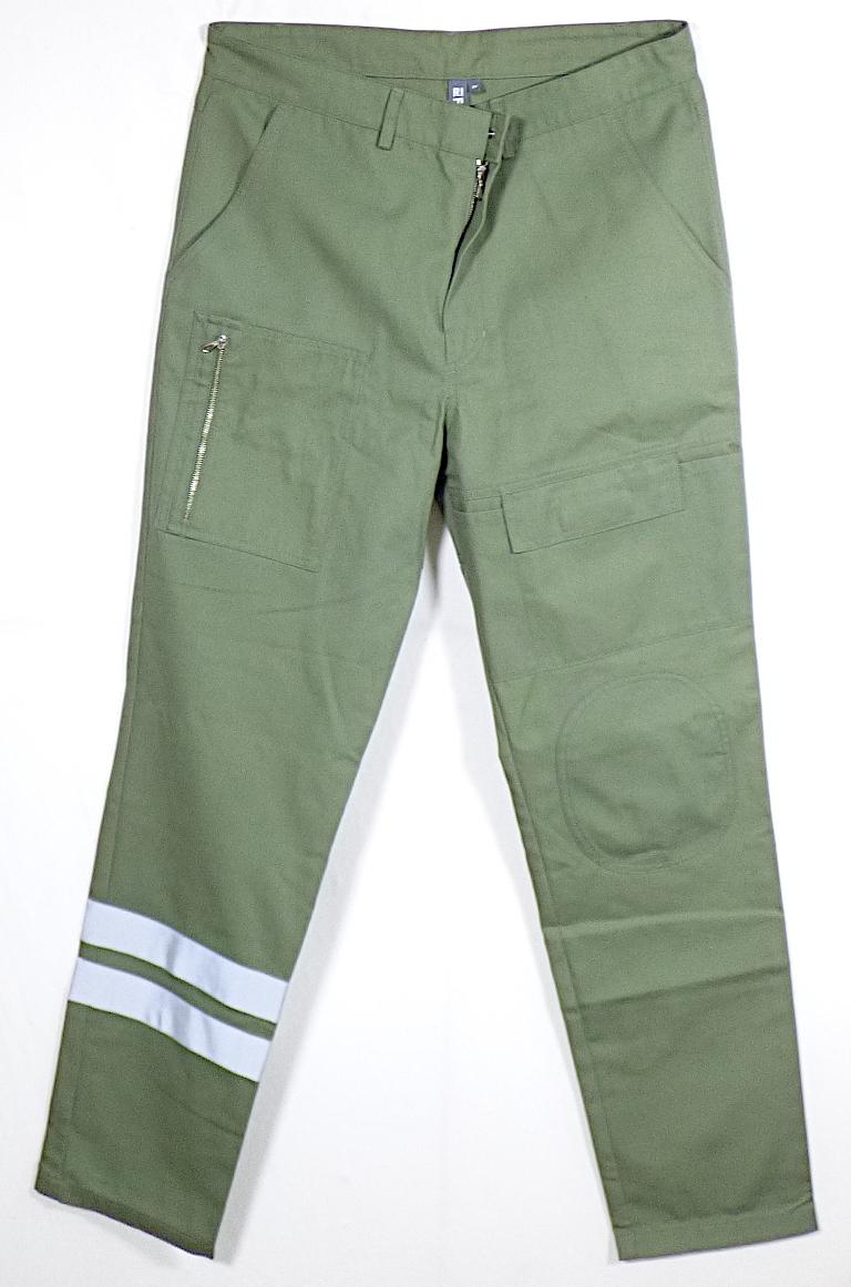 Lange Hose, sog. Bundhose Unisex, Größe M, Foto siehe Anlage,
- in einem Polybeutel verpackt,
- aus ca. 0,4 mm dicken Geweben aus laut Antrag 65 % Polyester (synthetische Chemiefasern) und 
  35 % Baumwolle,
- in der Taille abschließend mit einem angesetzten Bund mit Gürtelschlaufen,
- vorn mit einer bis zum Schritt reichenden Öffnung mit Reißverschluss, verdeckt von einer Patte von
  links über rechts (Männerkleidung; damit keine Ware der Position 6204), die im Bund mit einem zu-
  sätzlichen Knopf geschlossen wird,
- mit verschiedenen auf- und eingesetzten Taschen,
- auf Höhe des linken Knies sowie im Gesäßbereich mit aufgenähten Zuschnitten aus den o. g. Geweben,
  die laut Antrag einen dekorativen Charakter haben,
- im unteren Bereich des rechten Hosenbeins mit aufgenähten, reflektierenden Streifen verziert,
- mit knöchellangen Hosenbeinen; an den Abschlüssen durch Umschlagen und Festnähen gesäumt,
- lässt aufgrund ihres allgemeinen Aussehens und der Beschaffenheit nicht erkennen, dass sie dazu
  bestimmt ist, ausschließlich oder hauptsächlich zum (körperlichen oder hygienischen) Schutz anderer
  Kleidungsstücke und/oder Personen bei Ausübung einer Gewerbe-, Berufs- oder Haushaltstätigkeit
  getragen zu werden.

"Lange Hose, aus Geweben, für Männer, aus synthetischen Chemiefasern, keine Arbeits- und
 Berufskleidung"