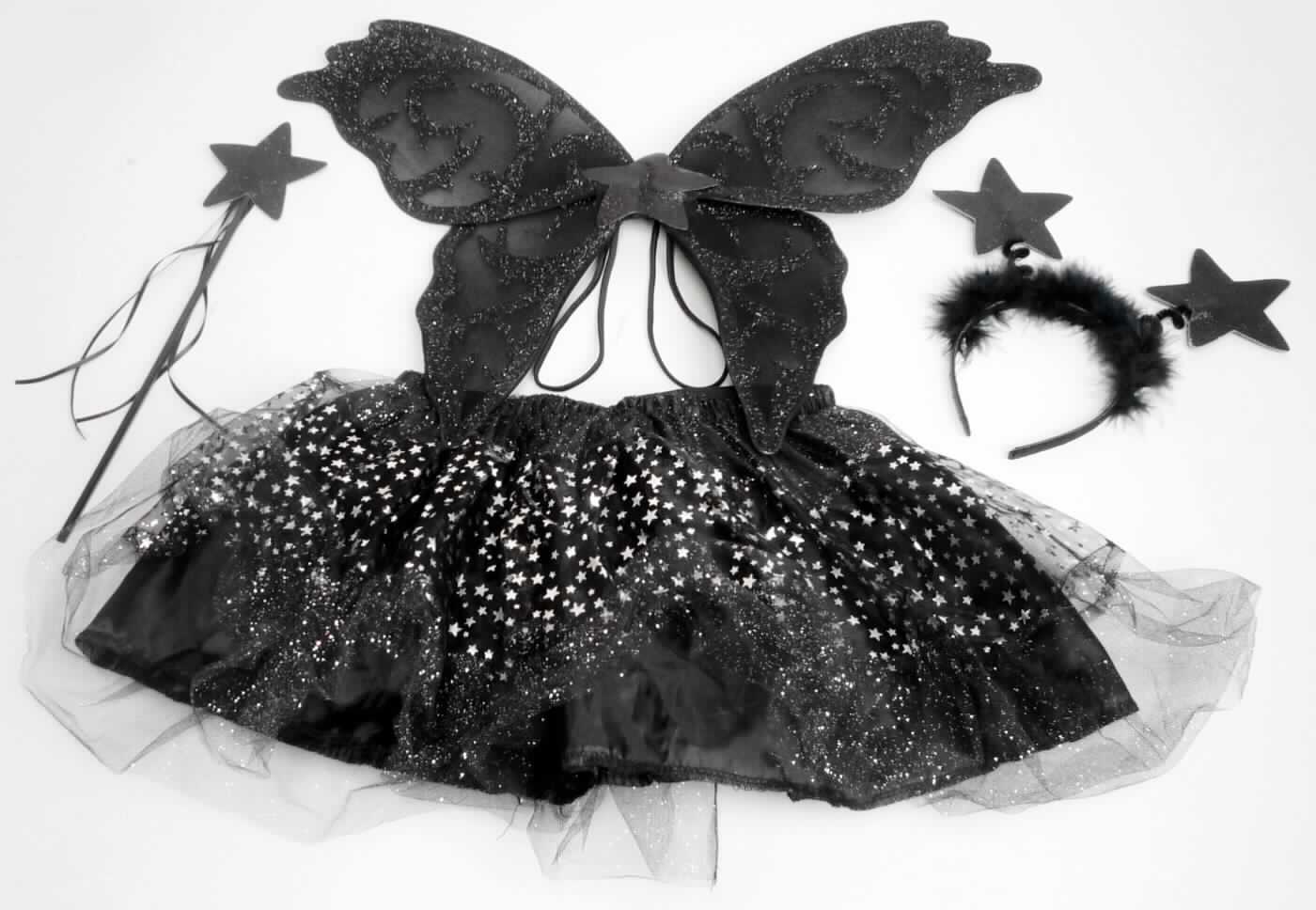 Halloween Set, NAN3299296, Schwarze Elfe, in Kindergröße, Foto siehe Anlage,
- Warenzusammenstellung, bestehend aus einem Rock, "Flügeln",  einem "Haarreif" und einem "Stab",
- gemeinsam in einem Polybeutel für den Einzelverkauf aufgemacht und zur Befriedigung eines speziellen Bedarfs
  zusammengestellt,
- gehört als Maskenkostüm aus Spinnstoffen nicht zum Warenkreis der Position 9505,
- Rock:
-- mehrlagig gearbeitet (am Taillenbund dauerhaft zusammengenäht); mit einer äußeren Lage aus 0,2 mm dicken,
   durchscheinenden, u. a. mit Sternen bedruckten Kettengewirken und einer Innenlage aus 0,1, mm dicken,
   einfarbigen Geweben; alle Flächenerzeugnisse aus laut Antrag 100 % Polyester (synthetische Chemiefasern), 
-- über den Schritt reichend (Länge: 28 cm), 
-- in der Taille abschließend, mit einem elastischen Taillenbund,
-- ohne Öffnung und ohne Verschluss,
-- am unteren Rand bei der Lage aus Gewirken lediglich geschnitten und bei der Lage aus Geweben gesäumt,
-- nach dem Umfang und im Hinblick auf das äußere Erscheinungsbild bestimmen die Gewirke den Charakter der
   Ware,
- "Flügel" (Karnevalsartikel):
-- mit einem formgebenden Gestell aus Draht; mit Zuschnitten aus einfarbigen, teilweise mit Glitter versehenen
   Gewirken aus Spinnstoffen überzogen,
-- in der Mitte mit zwei Zuschnitten aus augenscheinlich Filz aus Spinnstoffen zusammengefügt und auf einer Seite
   mit einem mit Glitter überzogenen Stern versehen,
-- mit zwei aufgenähten, elastischen Bindebändern zur Befestigung am Körper,
- "Haarreif" (Karnevalsartikel):
-- bis zu ca. 1,5 cm breiter und ca. 12 cm langer, in ein Gewebe aus Spinnstoffen eingenähter Reif aus Kunststoff,
-- am oberen Rand mit einem Besatz aus Federn und zwei aufgesetzten Sternen aus einem mit Glitter
   versehenem Flächenerzeugnis, 
-- wird ins Haar gesteckt und dient hauptsächlich dem Schmücken des Kopfes,
- "Stab" (Karnevalsartikel):
-- ca. 34 cm langer Stab aus Kunststoff,
-- an einem Ende mit Bändern aus Geweben versehen und mit einem aufgesetzten Stern aus einem mit Glitter
   versehenem Flächenerzeugnis, 
- im Hinblick auf den Umfang und den Gesamteindruck bestimmt der Rock den Charakter der Waren-
  zusammenstellung.

"Rock, aus Gewirken, für Mädchen, aus synthetischen Chemiefasern"
