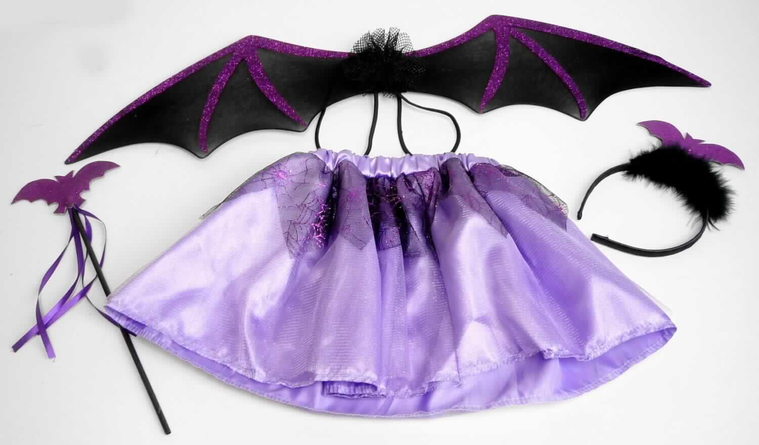 Halloween Set, NAN3299296, Fledermaus Set, in Kindergröße, Foto siehe Anlage,
- Warenzusammenstellung, bestehend aus einem Rock, "Flügeln",  einem "Haarreif" und einem "Stab",
- gemeinsam in einem Polybeutel für den Einzelverkauf aufgemacht und zur Befriedigung eines speziellen Bedarfs
  zusammengestellt,
- gehört als Maskenkostüm aus Spinnstoffen nicht zum Warenkreis der Position 9505,
- Rock:
-- mehrlagig gearbeitet (am Taillenbund dauerhaft zusammengenäht); mit einer äußeren Lage aus 0,2 mm dicken,
   durchscheinenden Kettengewirken und einer Innenlage aus 0,1, mm dicken, einfarbigen Geweben; mit einem
   einfach gearbeiteten Volant aus 0,2 mm dicken Gewirken; alle Flächenerzeugnisse aus laut Antrag 100 %
   Polyester (synthetische Chemiefasern), 
-- über den Schritt reichend (Länge: 25 cm), 
-- in der Taille abschließend, mit einem elastischen Taillenbund,
-- ohne Öffnung und ohne Verschluss,
-- am unteren Rand bei der Lage aus Gewirken lediglich geschnitten und bei der Lage aus Geweben gesäumt,
-- nach dem Umfang und im Hinblick auf das äußere Erscheinungsbild bestimmen die Gewirke den Charakter der
   Ware,
- "Flügel" (Karnevalsartikel):
-- mit einem formgebenden Gestell aus Draht; mit Zuschnitten aus einfarbigen, teilweise mit Glitter versehenen
   Gewirken aus Spinnstoffen überzogen,
-- in der Mitte mit zwei Zuschnitten aus augenscheinlich Filz aus Spinnstoffen zusammengefügt und mit einer
   Rosette aus Gewirken verziert,
-- mit zwei aufgenähten, elastischen Bindebändern zur Befestigung am Körper,
- "Haarreif" (Karnevalsartikel):
-- bis zu ca. 1,5 cm breiter und ca. 13 cm langer, in ein Gewebe aus Spinnstoffen eingenähter Reif aus Kunststoff,
-- am oberen Rand mit einem Besatz aus Federn und einer aufgesetzten Fledermaus aus einem mit Glitter
   versehenem Flächenerzeugnis, 
-- wird ins Haar gesteckt und dient hauptsächlich dem Schmücken des Kopfes,
- "Stab" (Karnevalsartikel):
-- ca. 34 cm langer Stab aus Kunststoff,
-- an einem Ende mit Bändern aus Geweben versehen und mit einer aufgesetzten Fledermaus aus einem mit Glitter
   versehenem Flächenerzeugnis, 
- im Hinblick auf den Umfang und den Gesamteindruck bestimmt der Rock den Charakter der Waren-
  zusammenstellung.

"Rock, aus Gewirken, für Mädchen, aus synthetischen Chemiefasern"