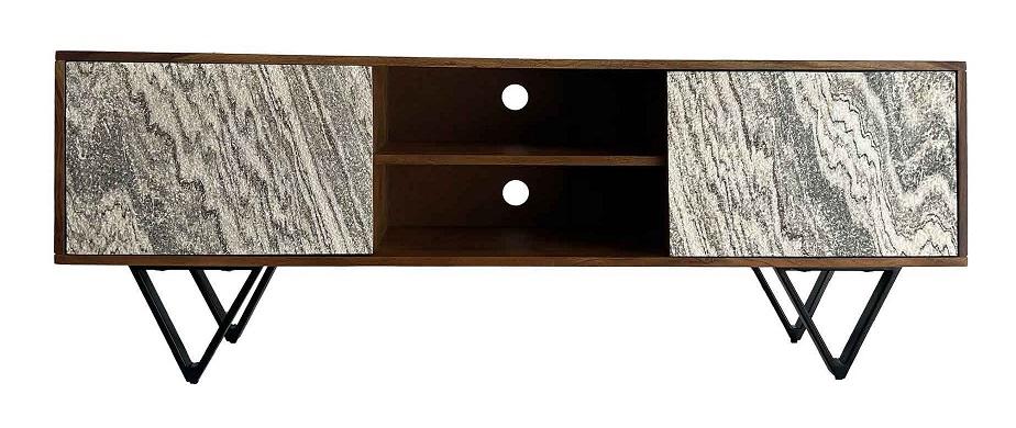 Es handelt sich bei dem "Wohnling TV Schrank" um ein aus verschiedenen Stoffen zusammengesetztes Möbel (150 cm x 56 cm x 35 cm; B x H x T).
Das Erzeugnis besteht im Wesentlichen aus einem Holzkorpus (charakterbestimmend aufgrund der Bedeutung für die Verwendung und in Bezug auf das äußere Erscheinungsbild), Metallfüßen sowie zwei Türfronten aus Kunststoff.

Das auf den Boden zu stellende Möbel besitzt neben den Fronttüren zwei mittige, offene Ablagefächer mit Durchlässen auf der Rückseite. Aufgrund der speziellen Gestaltung dient das Möbel der dauerhaften Einrichtung von Wohnzimmern.

Die verpackte und noch nicht zusammengesetzte Ware ist als "anderes als von den Positionen 9401 und 9402 erfasstes Möbel, aus Holz, von der in Ess- und Wohnzimmern verwendeten Art" einzureihen.