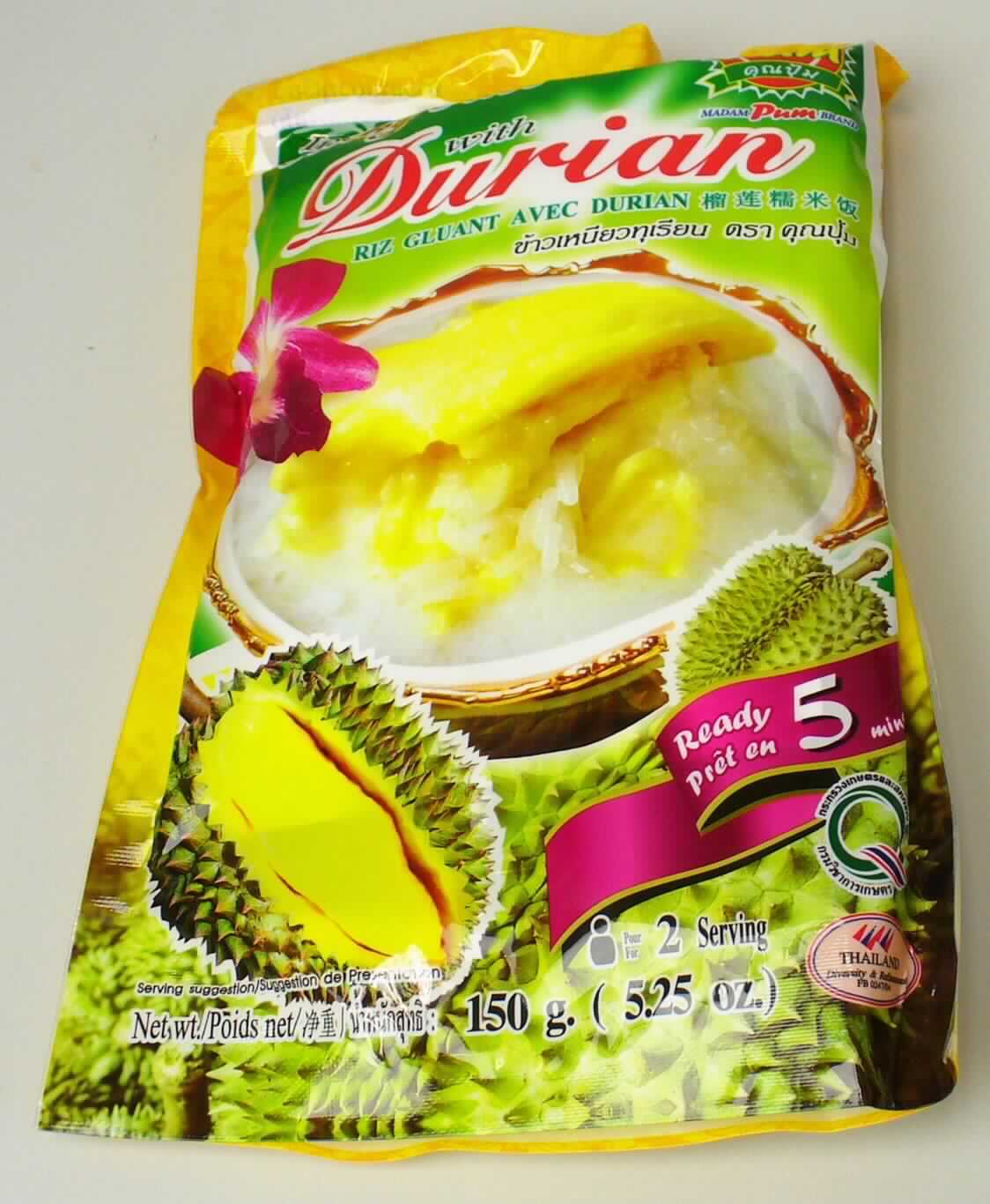 Instant-Dessertmischung mit Klebreis und Durian

Beschaffenheit des vorgelegten Warenmusters (in Originalumschließung):
Bedruckter und etikettierter Kunststofffolienbeutel mit Angaben zum Erzeugnis (Instant Sticky Rice with Durian; 
Instantmischung für Dessert, mit Klebreis und Durian; 150 g), zu den Zutaten (siehe Feld 8) und zur Zuberei-
tung (Reis und Durian in eine Schüssel geben, 250 ml heißes Wasser zugeben, rühren und in der Mikrowelle 
5 Minuten erhitzen. Inzwischen das Kokosnusspulver und das Salz in eine andere Schüssel geben, mit 125 ml 
heißem Wasser versetzen und rühren. Zuletzt das Kokosnussdressing in den zubereiteten Reis geben); darin 
ein Kunststofffolienbeutel mit vorgekochtem, getrocknetem Reis, ein Aluminiumfolienbeutel mit beigefarbenen 
getrocknetenen Durianfruchtstücken, ein Aluminiumfolienbeutel mit fein zerkleinertem, gesüßtem Kokosnuss-
pulver und ein kleiner Papierbeutel mit Salz.

Es liegt eine zur Herstellung eines Reisgerichts bestimmte Warenzusammenstellung in Aufmachung für den 
Einzelverkauf vor, die unter Anwendung der AV 3 b) nach dem Charakter bestimmenden Bestandteil einzu-
reihen ist. Charakter bestimmend in Bezug auf den gewichtsmäßigen Anteil und die Bedeutung für das her-
zustellende Dessert ist der vorgekochte, getrocknete Reis.

Ergebnis der mikroskopischen Untersuchung des Reises: Vollständig verkleisterte Reisstärke erkennbar.

Getreide in Form von Körnern, vorgekocht, anderweit weder genannt noch inbegriffen, auf der Grundlage 
von Reis.
